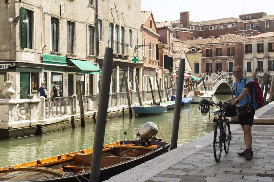 Venedig: Kanal und Brücken – mit vollbepackten Rädern durch die Serenissima
