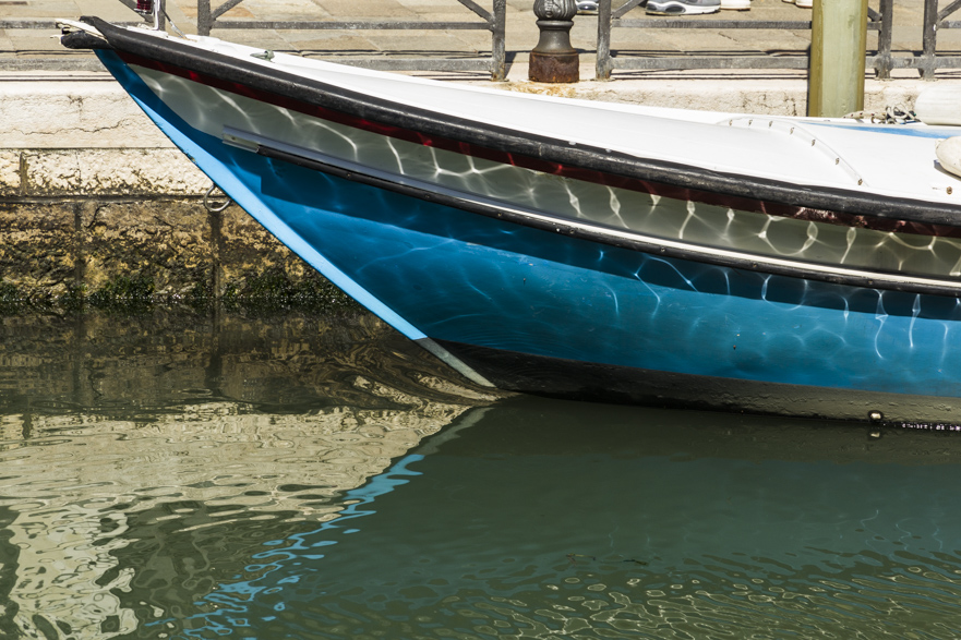 Palazzo-Fassaden spiegeln sich im Kanalwasser
