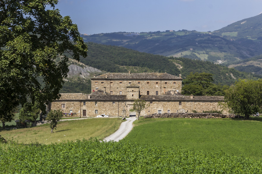 Das breite, schottrige Flussbett des Taro