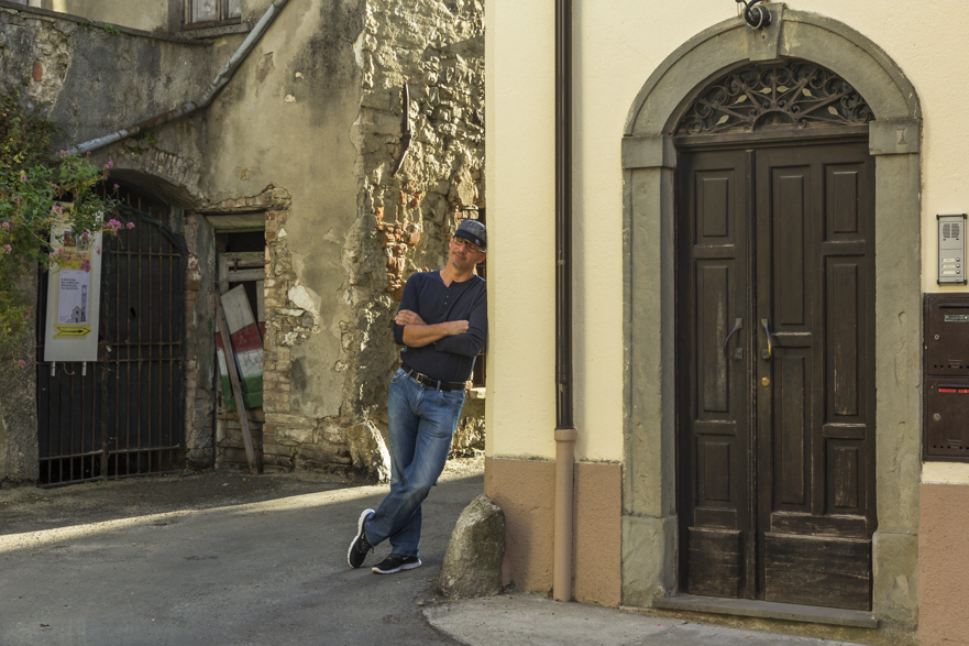 Nussbäume entlang der Straße im Ceno-Tal