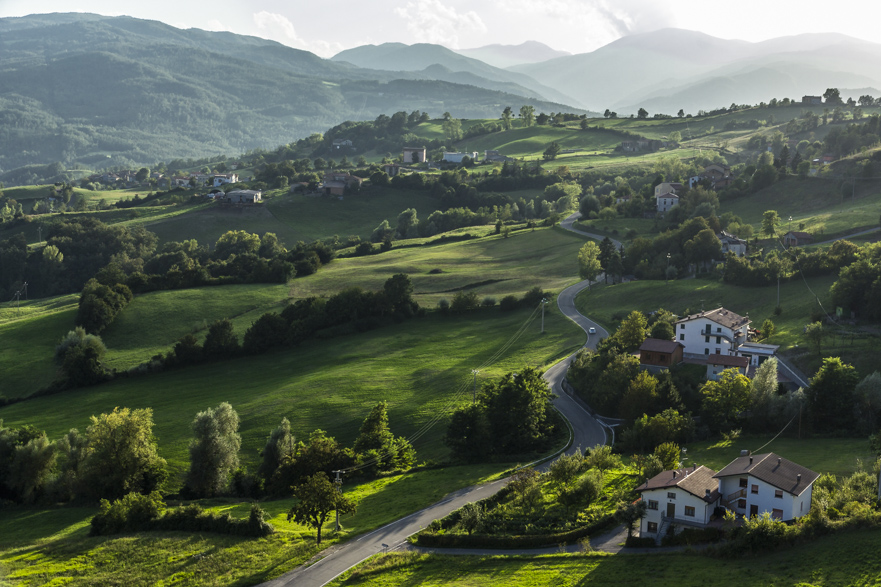 Verstreute Höfe an den Hängen – die Vegetation ändert sich