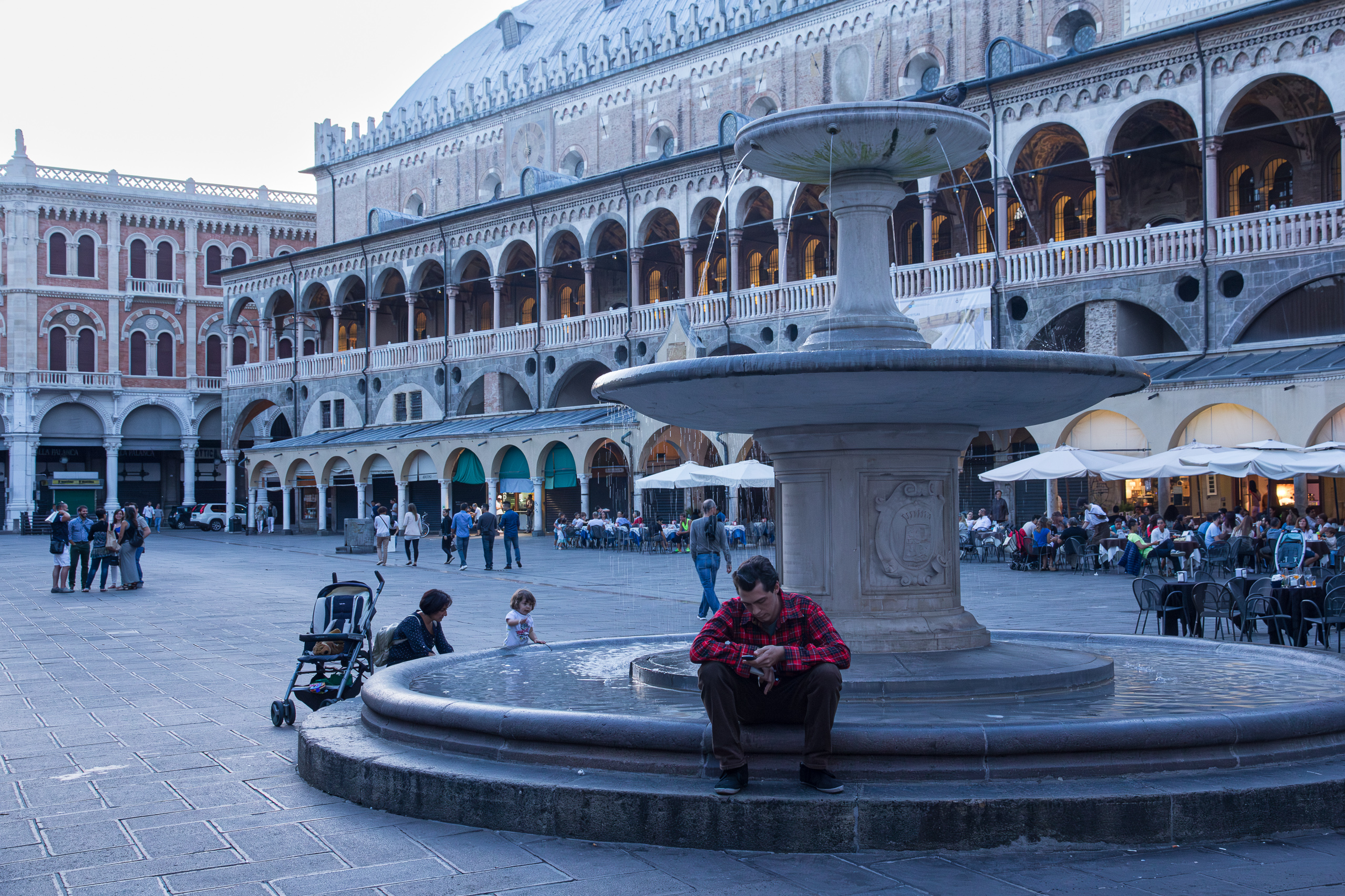 Abendstimmung auf Padovas Plätzen – Brunnen vor dem Palazzo della Ragione