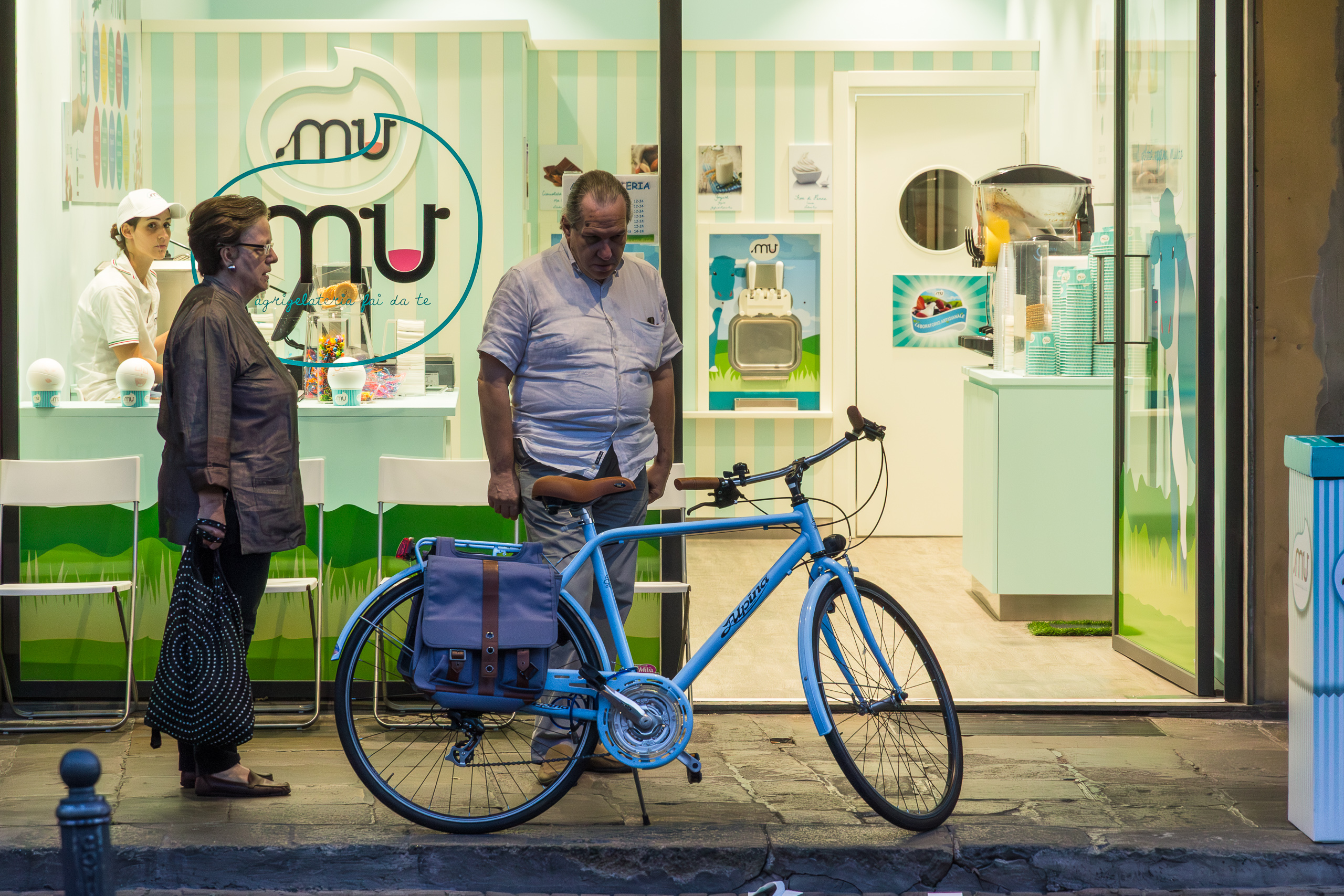 Vor einer Gelateria in Padova – ein blaues Rad am Straßenrand