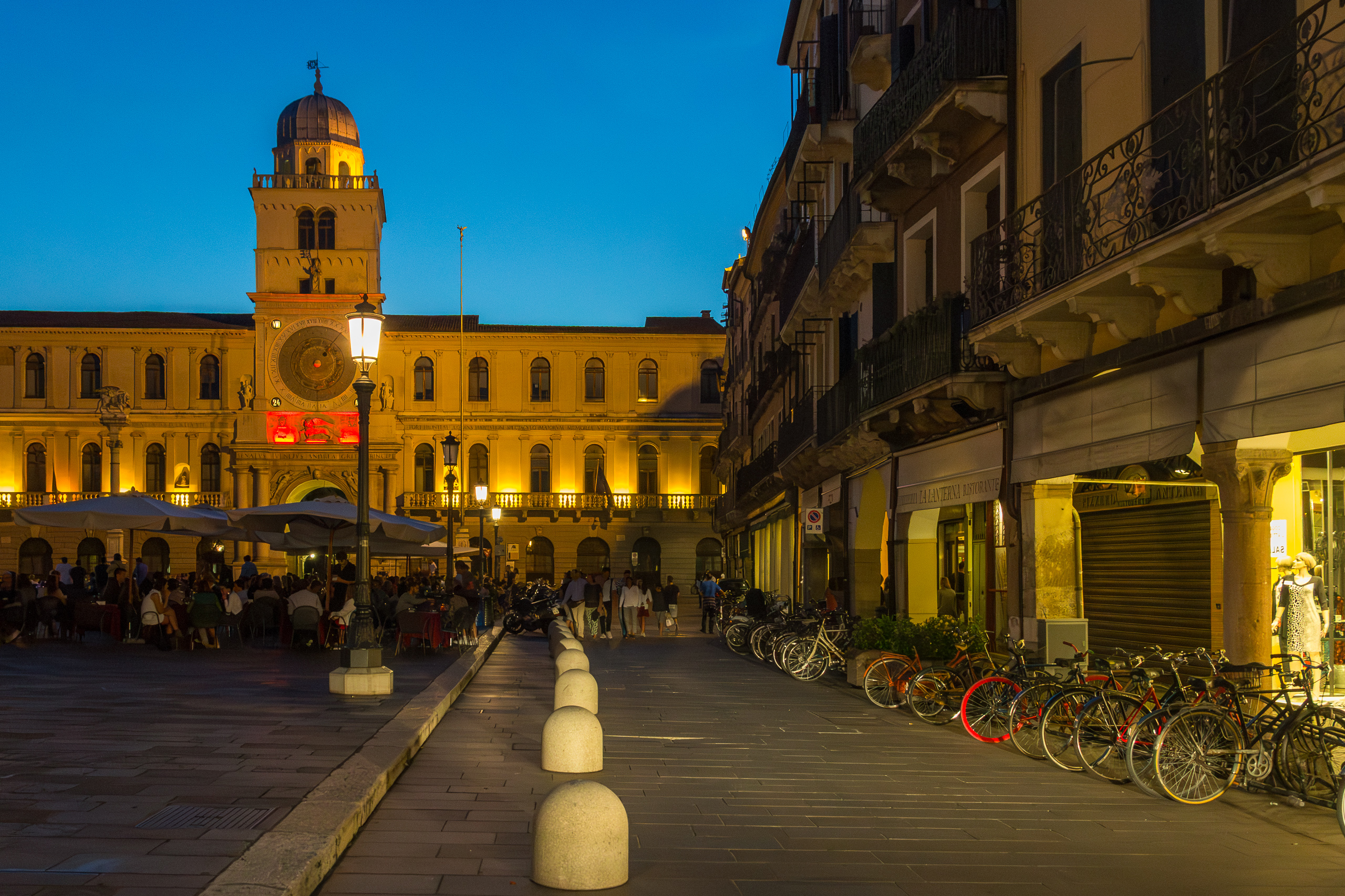 Piazza dei Signori in Padova bei Nacht – der astronomische Uhrturm