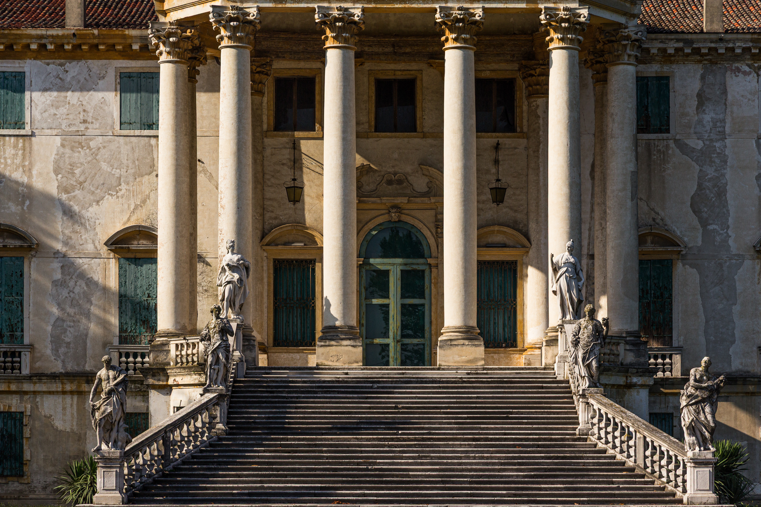 Freitreppe und Statuen der Villa an der Brenta