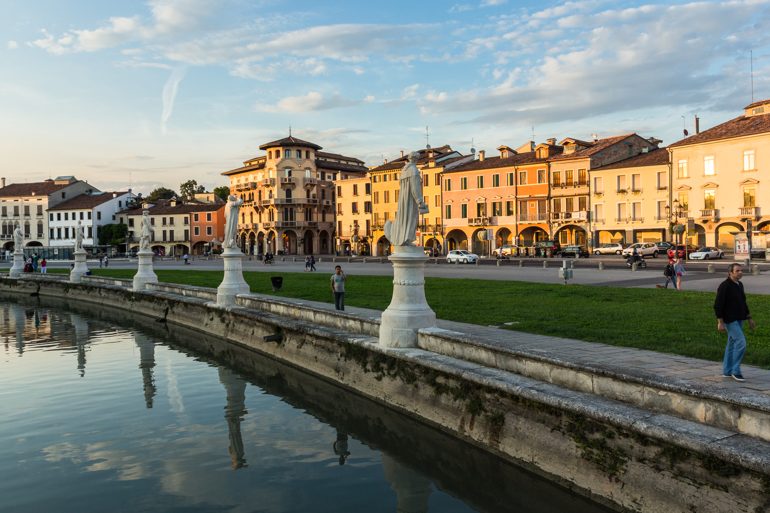 Prato della Valle in Padova mit der Statuenreihe am Kanal