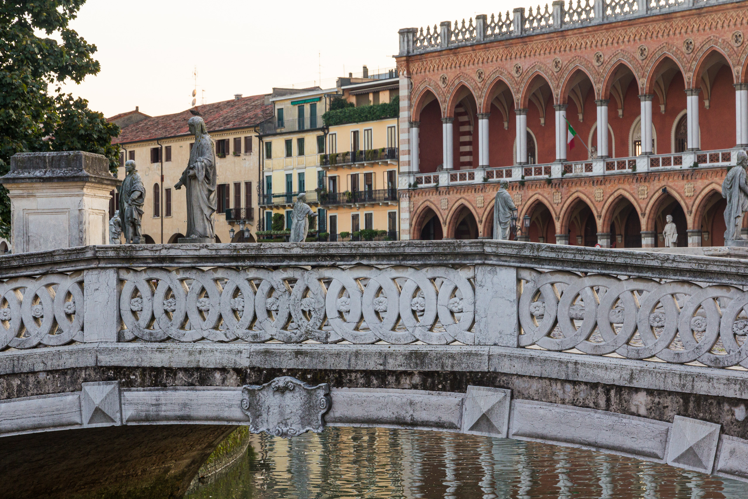 Brücke und Statuen am Prato della Valle, dahinter die Loggia Amulea