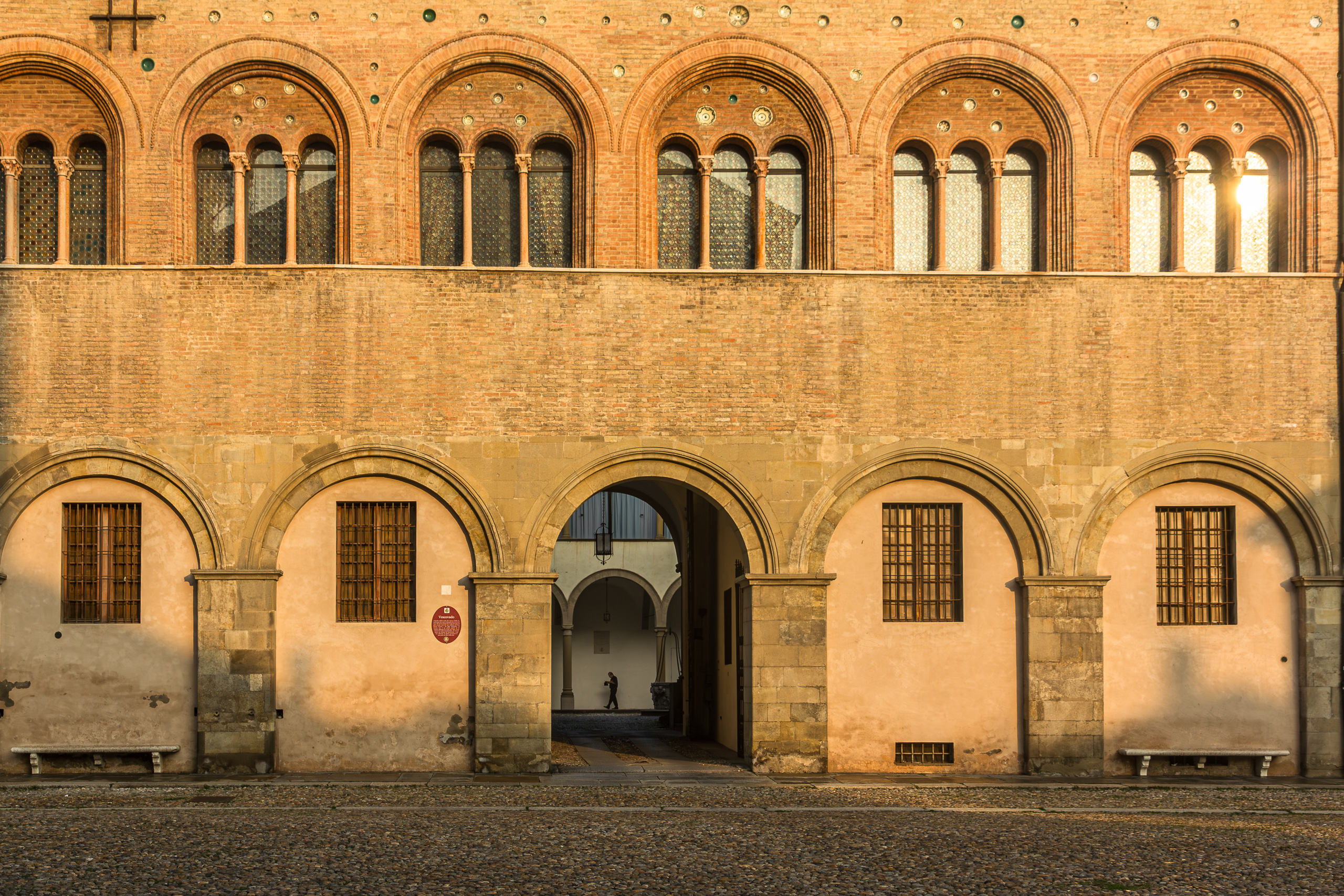 Backsteinarkaden im Abendlicht in Parma