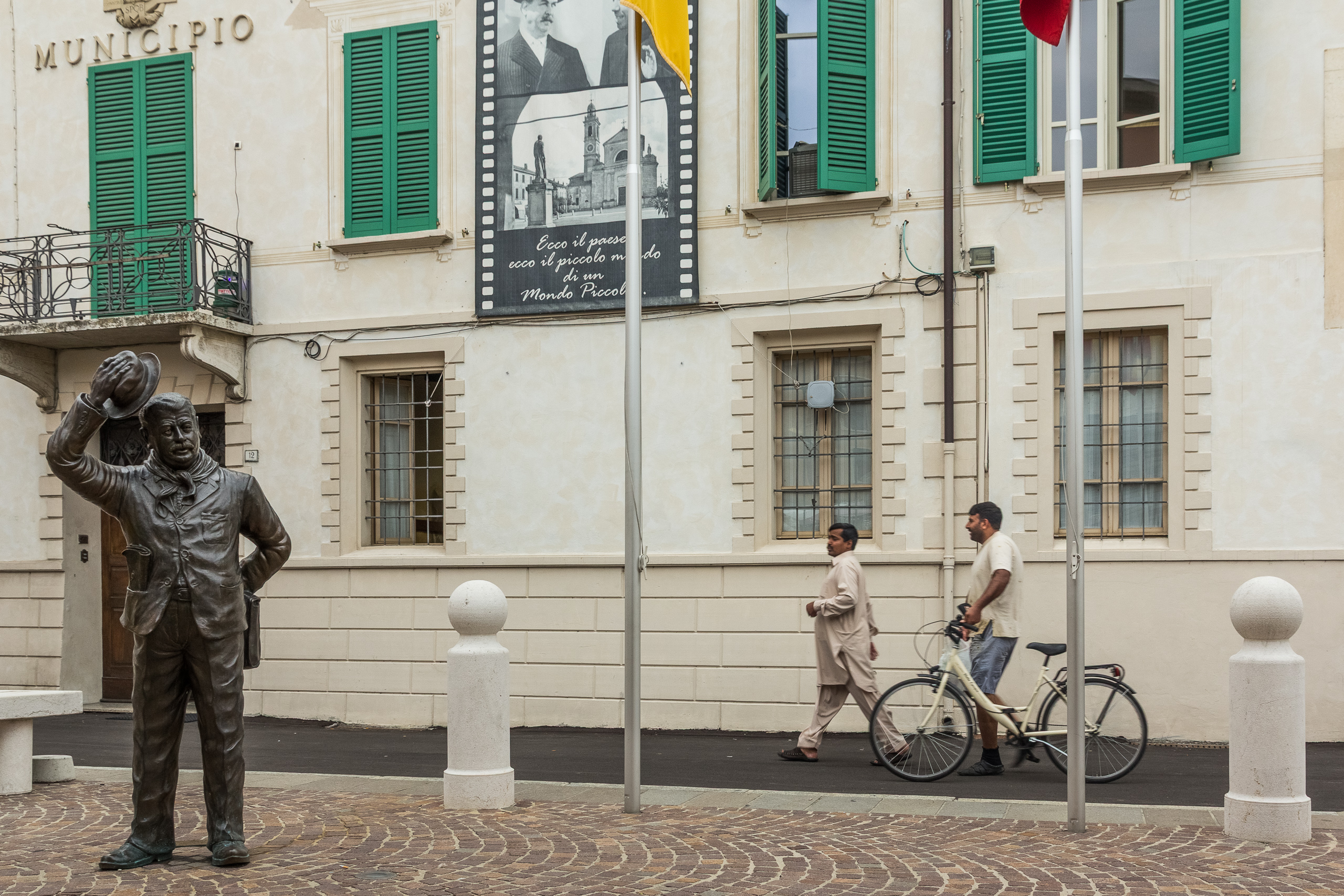 Brescello – die Peppone-Statue vor dem Rathaus