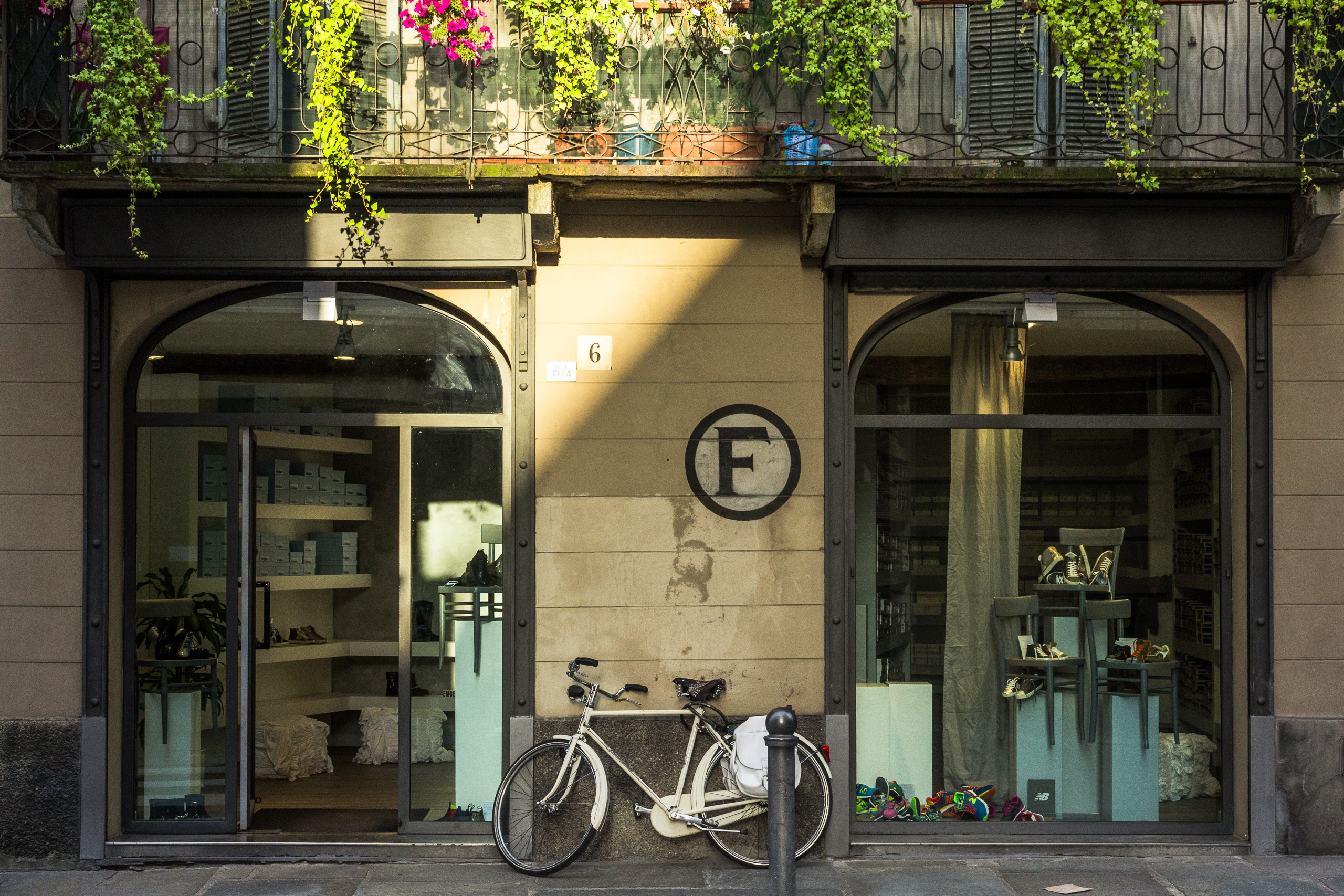 Weißes Rad vor einem Schaufenster in Parma
