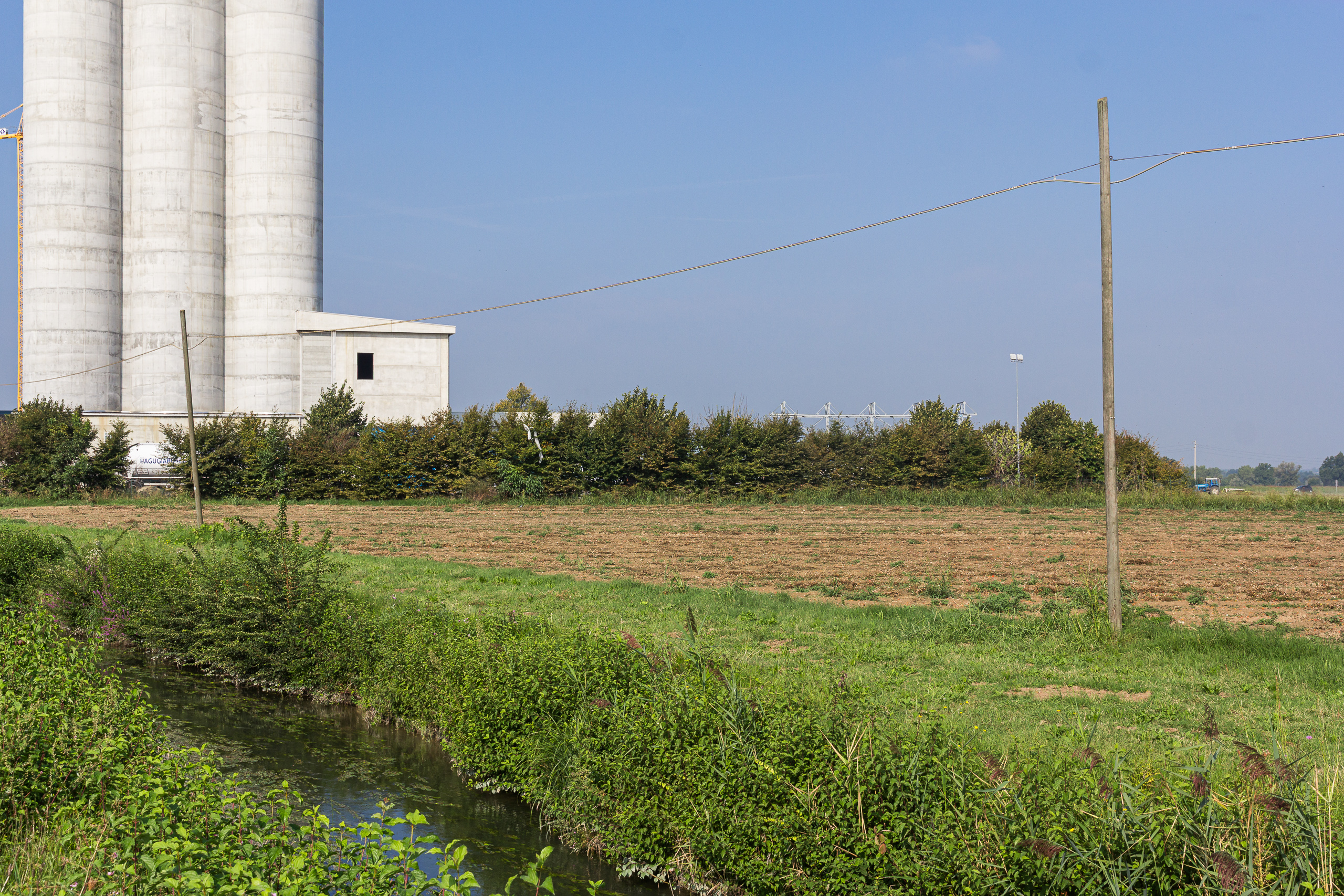Getreidesilos am Stadtrand von Parma
