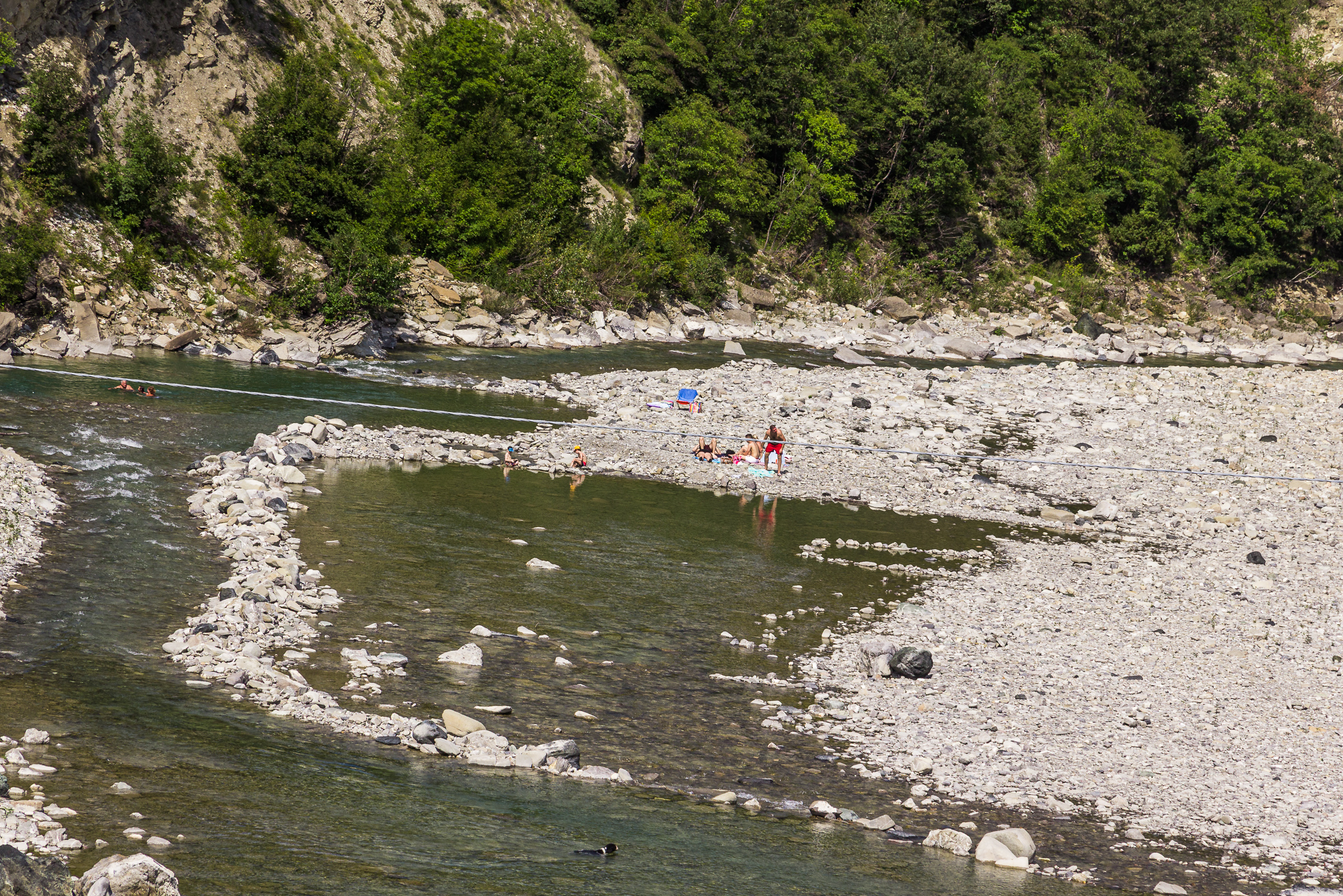 Badeplätze im breiten Schotterbett des Flusses