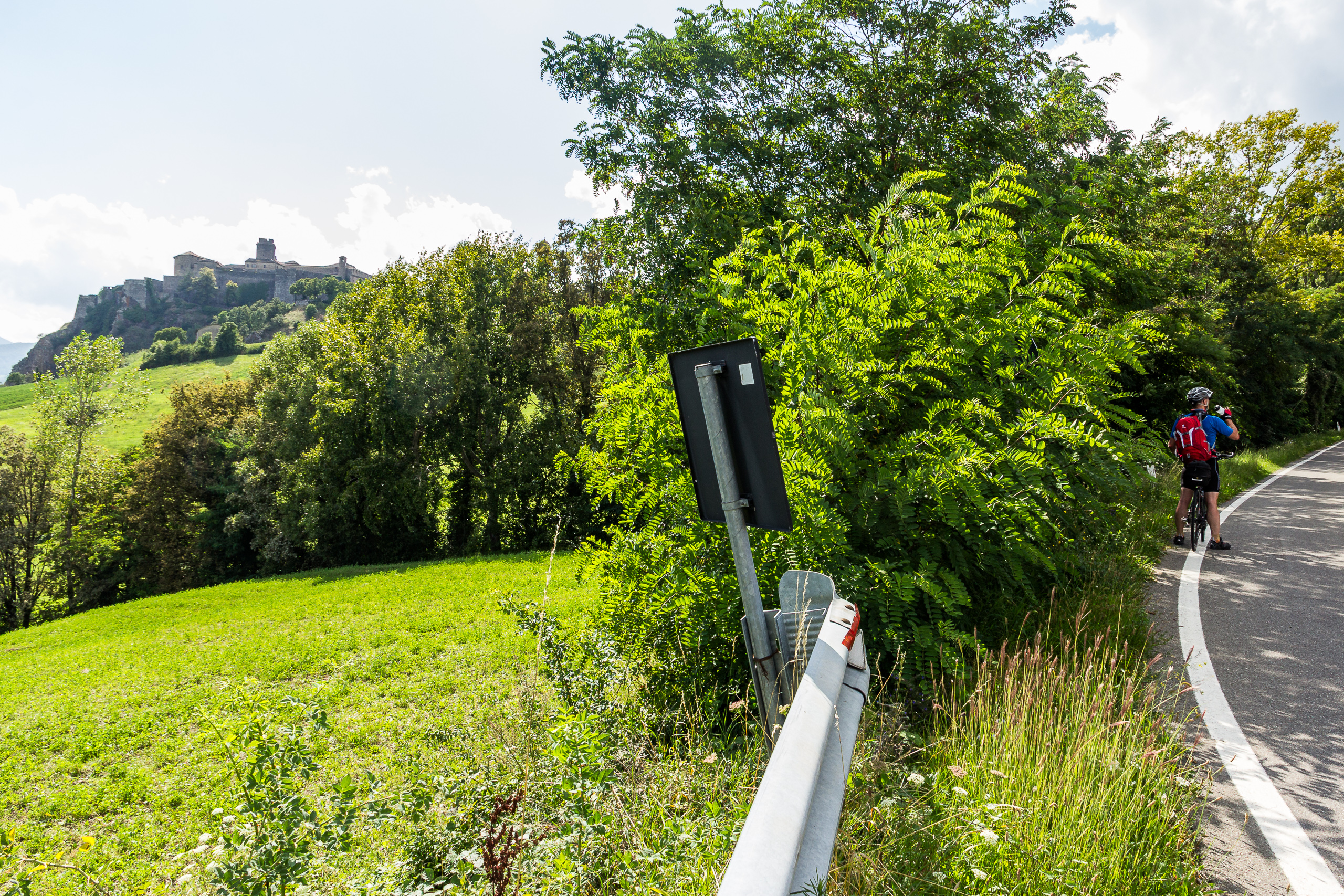Blick zur Burg von Bardi über dem Tal