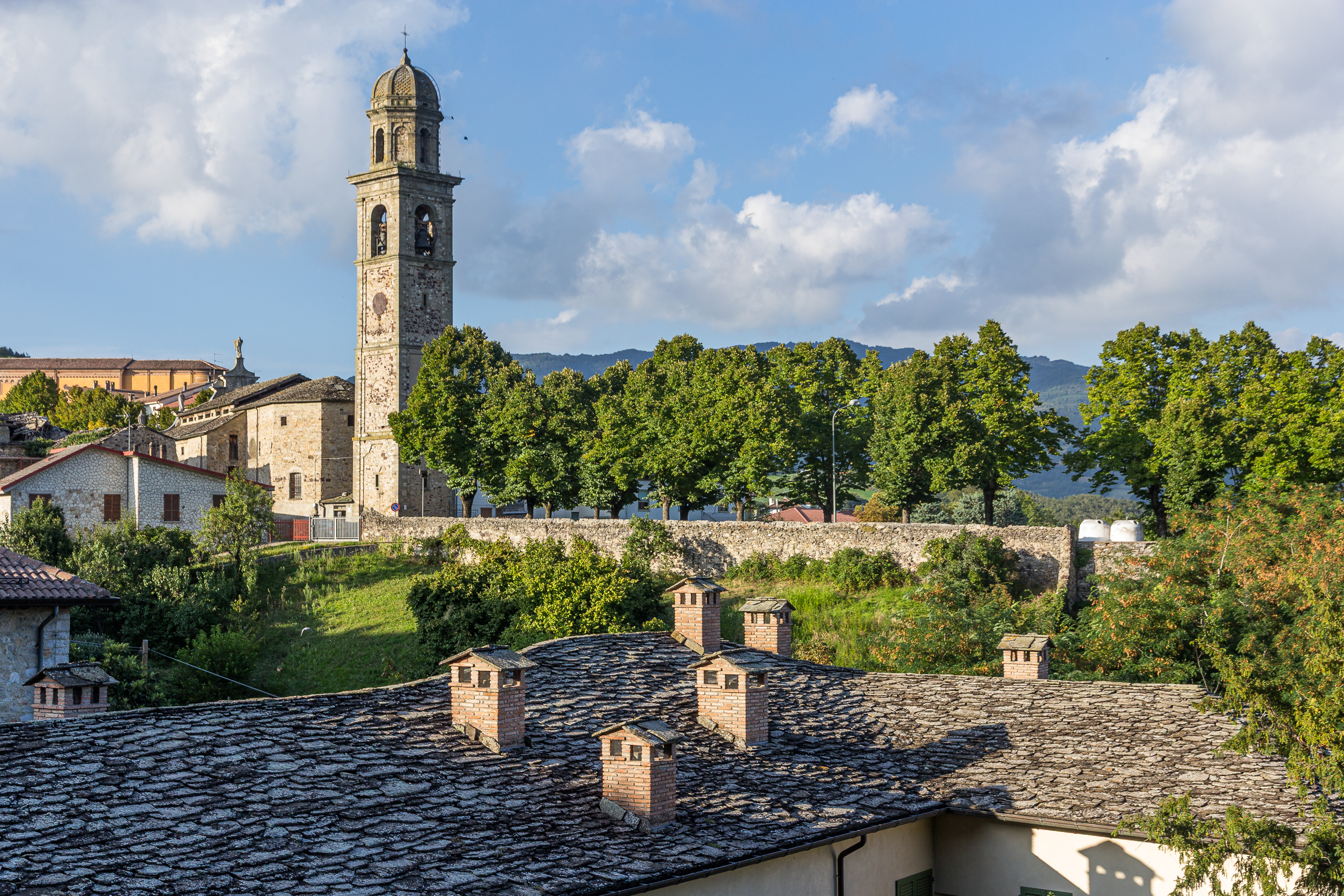 Bergdorf mit Campanile und Schieferdächern im Ceno-Tal
