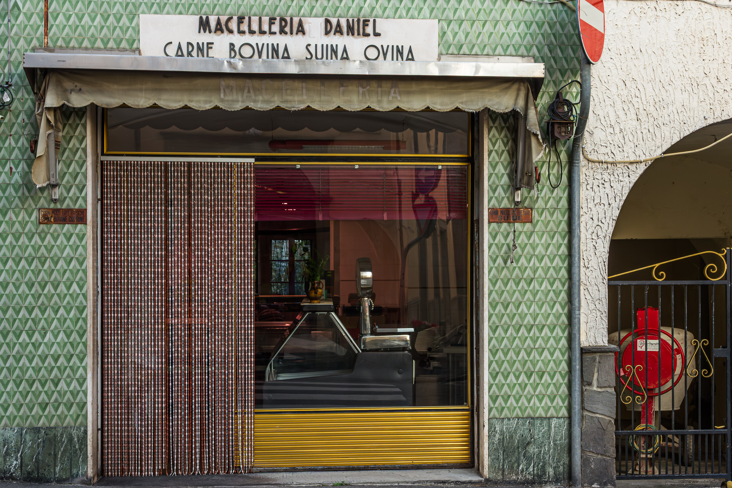 Macelleria Daniel – Dorfmetzgerei mit grünen Kacheln