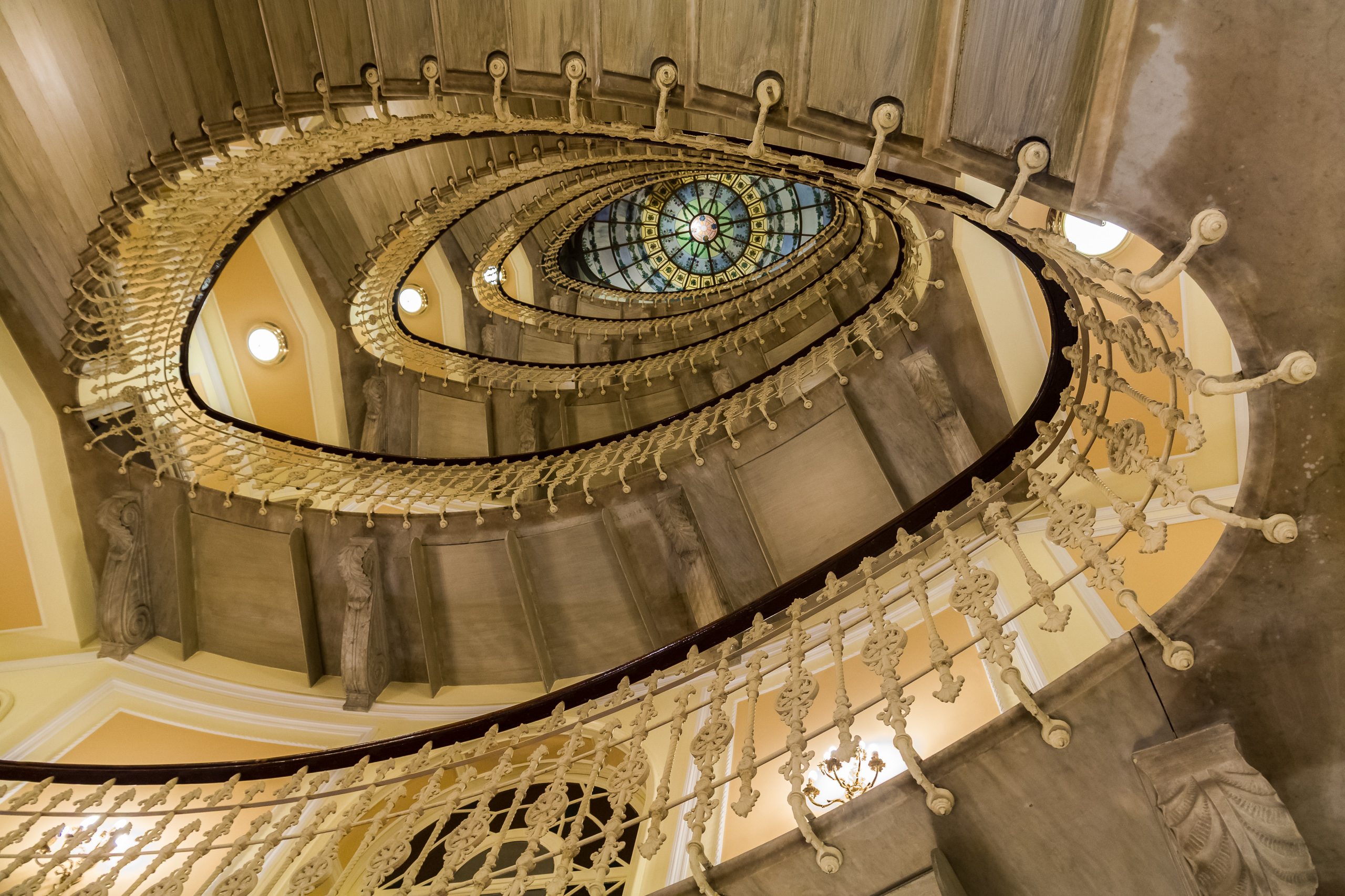 Ovales Treppenhaus mit Glaskuppel in einem Genueser Palazzo