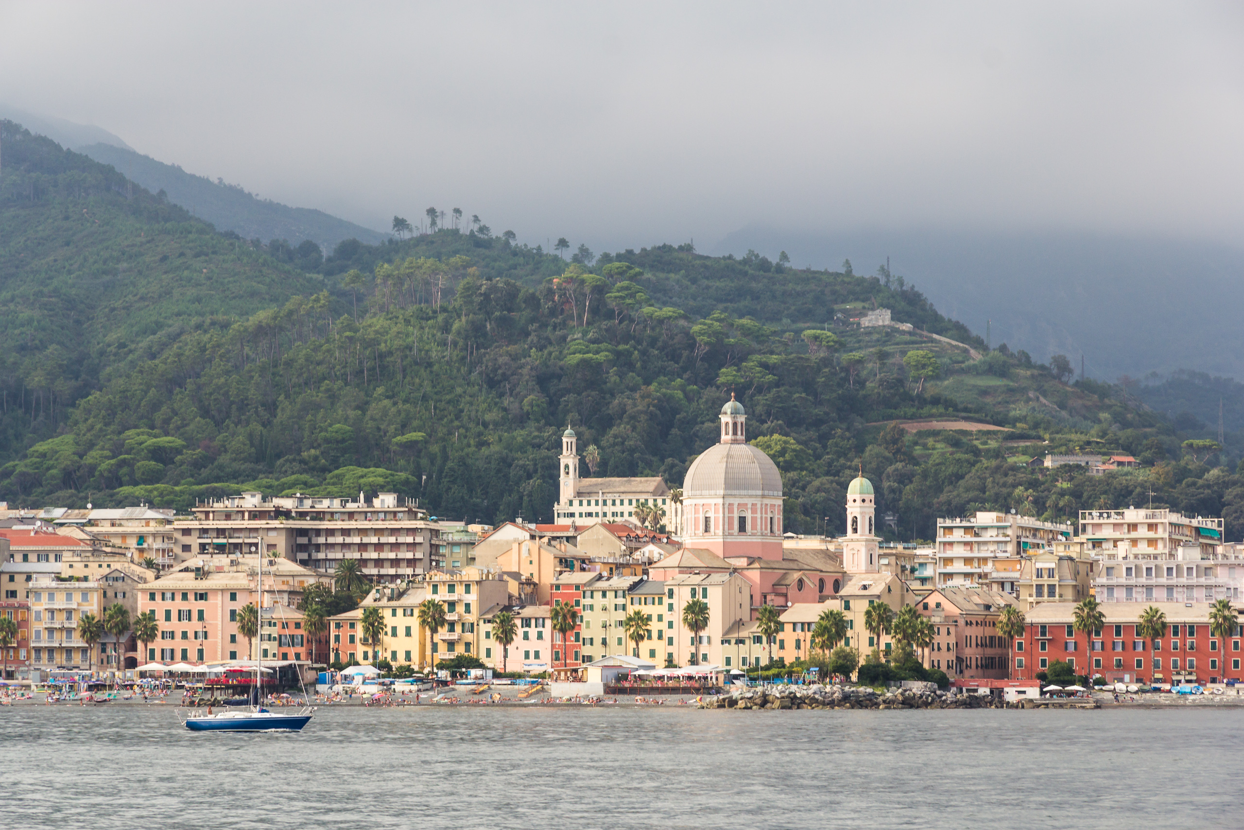 Vom Wasser aus – ein ligurischer Küstenort mit Kuppelkirche