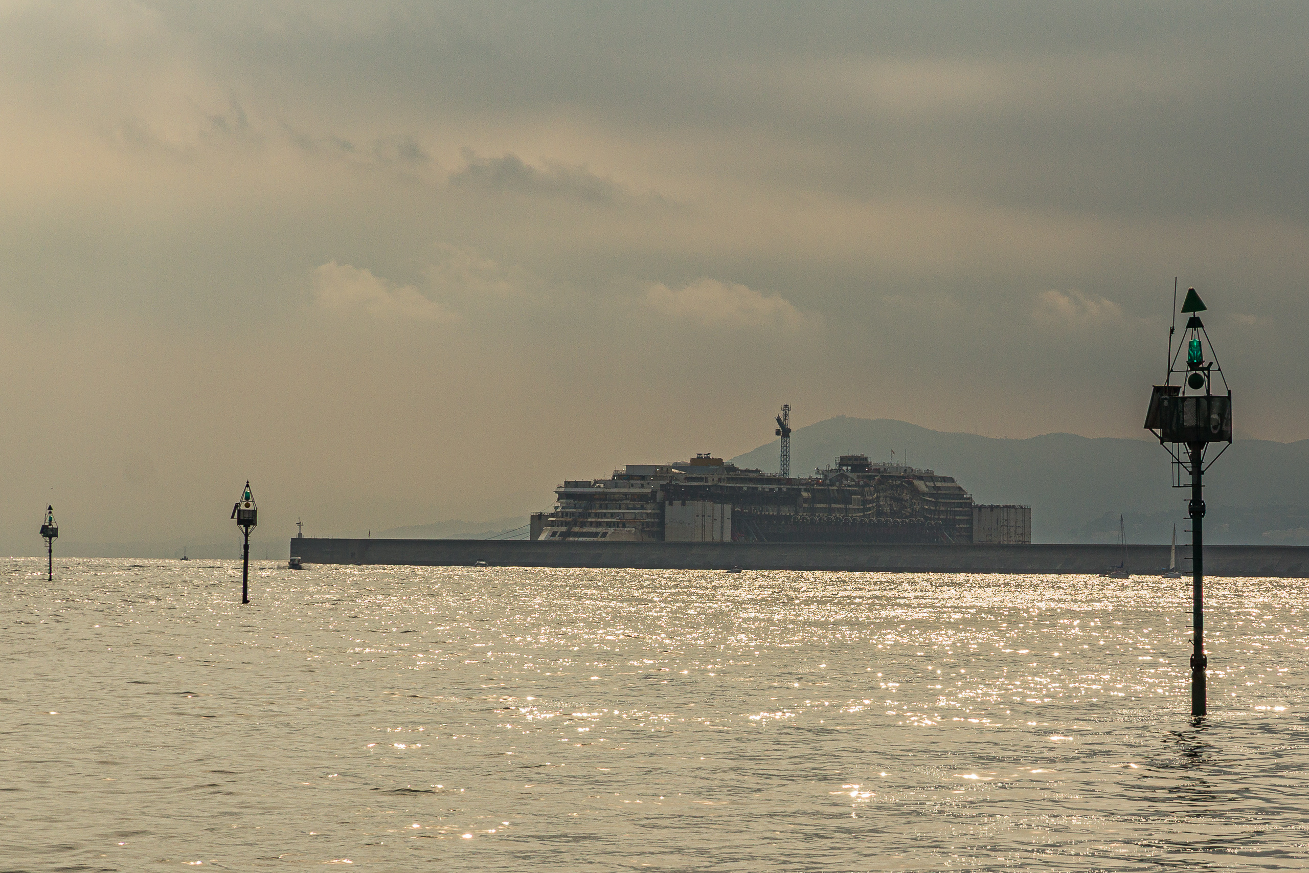 Das Wrack der Costa Concordia hinter der Hafenmole von Genua