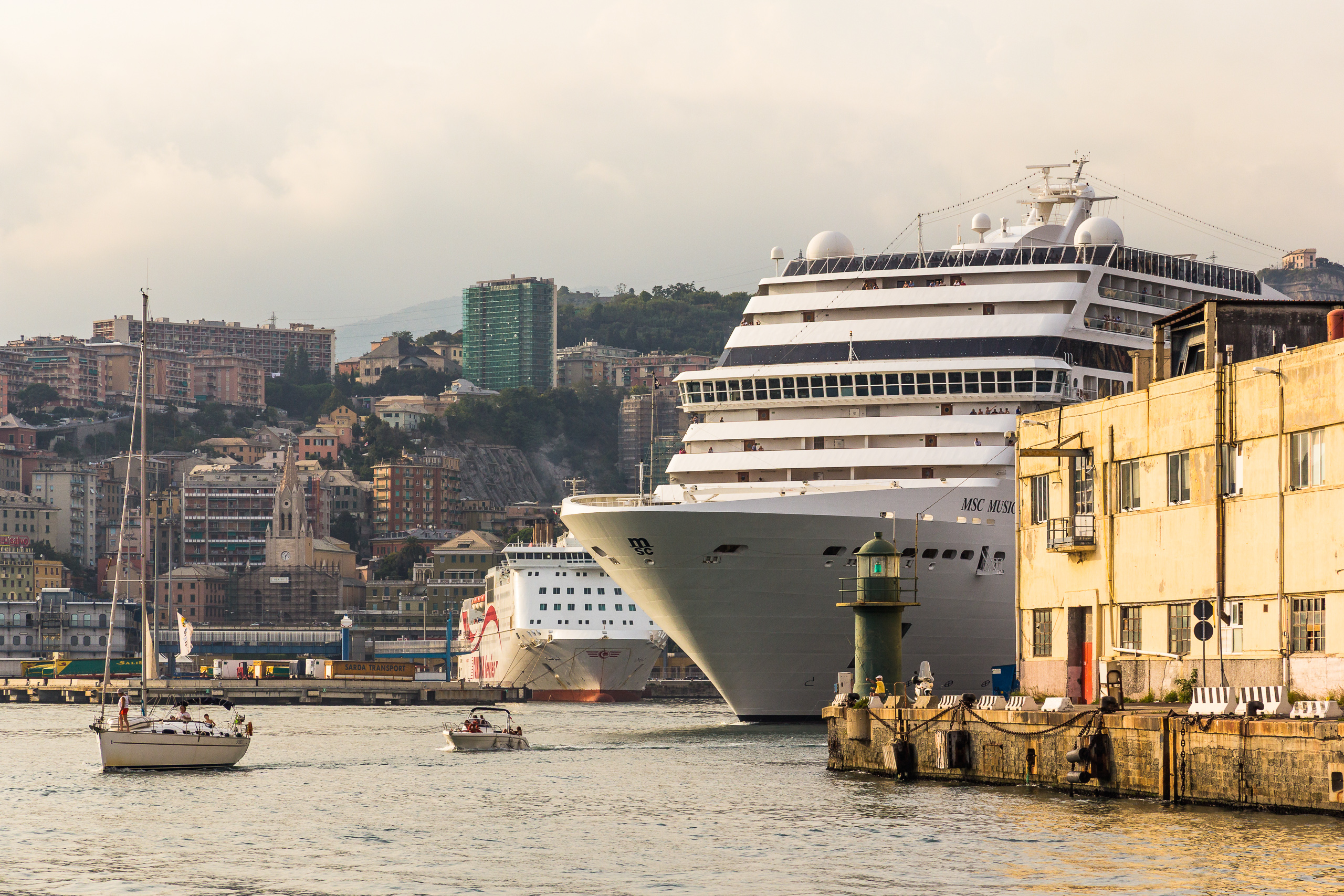 Die MSC Musica im Hafen von Genua