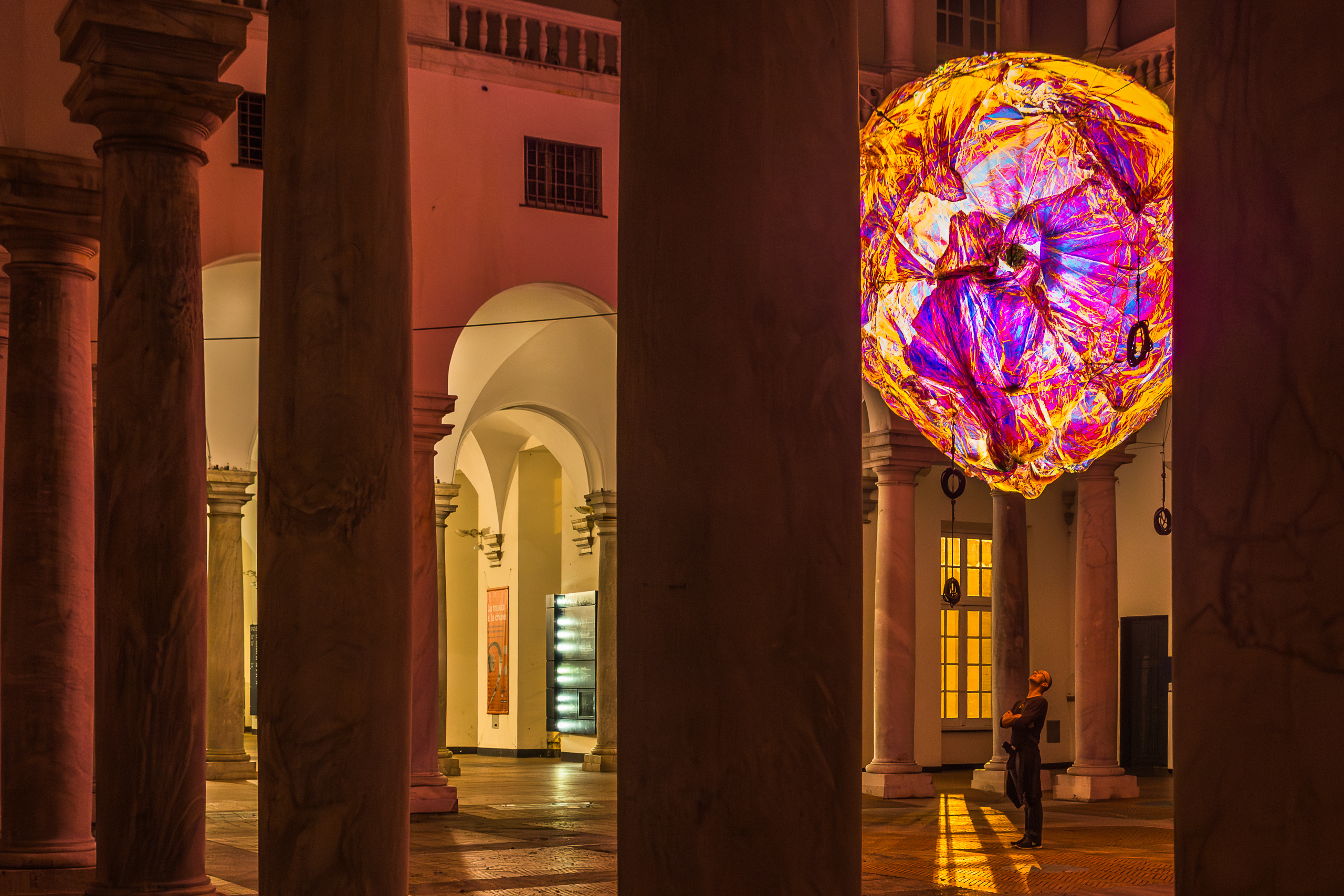 Lichtinstallation im nächtlichen Hof des Palazzo Ducale