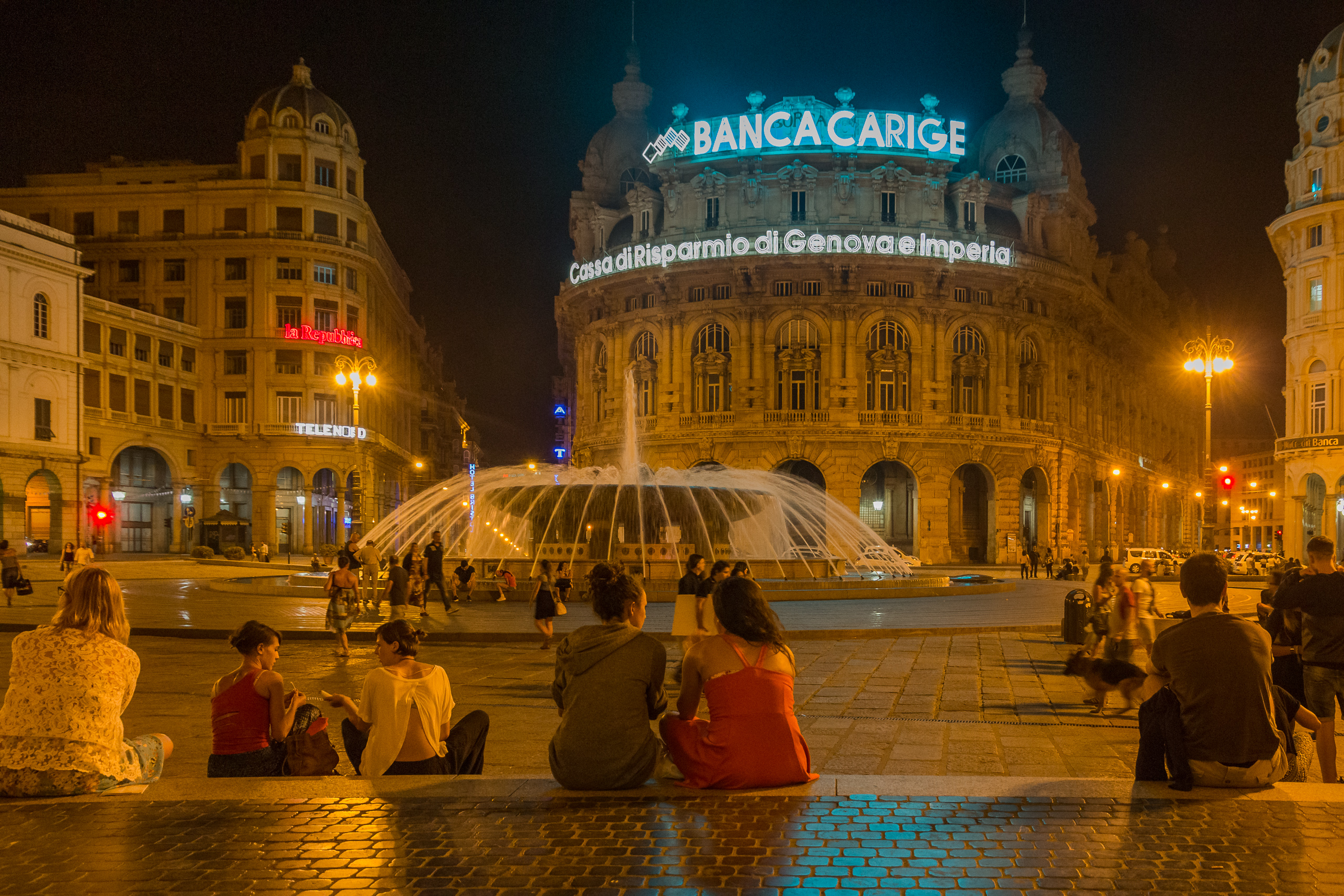 Piazza De Ferrari bei Nacht – Brunnen vor der Banca Carige