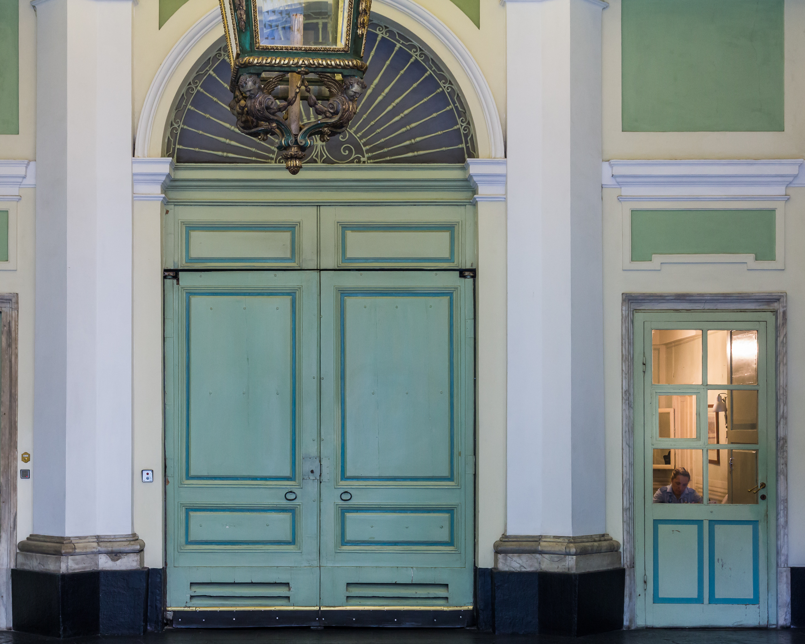 Prunkvolles grünes Portal im Palazzo Reale, Genua