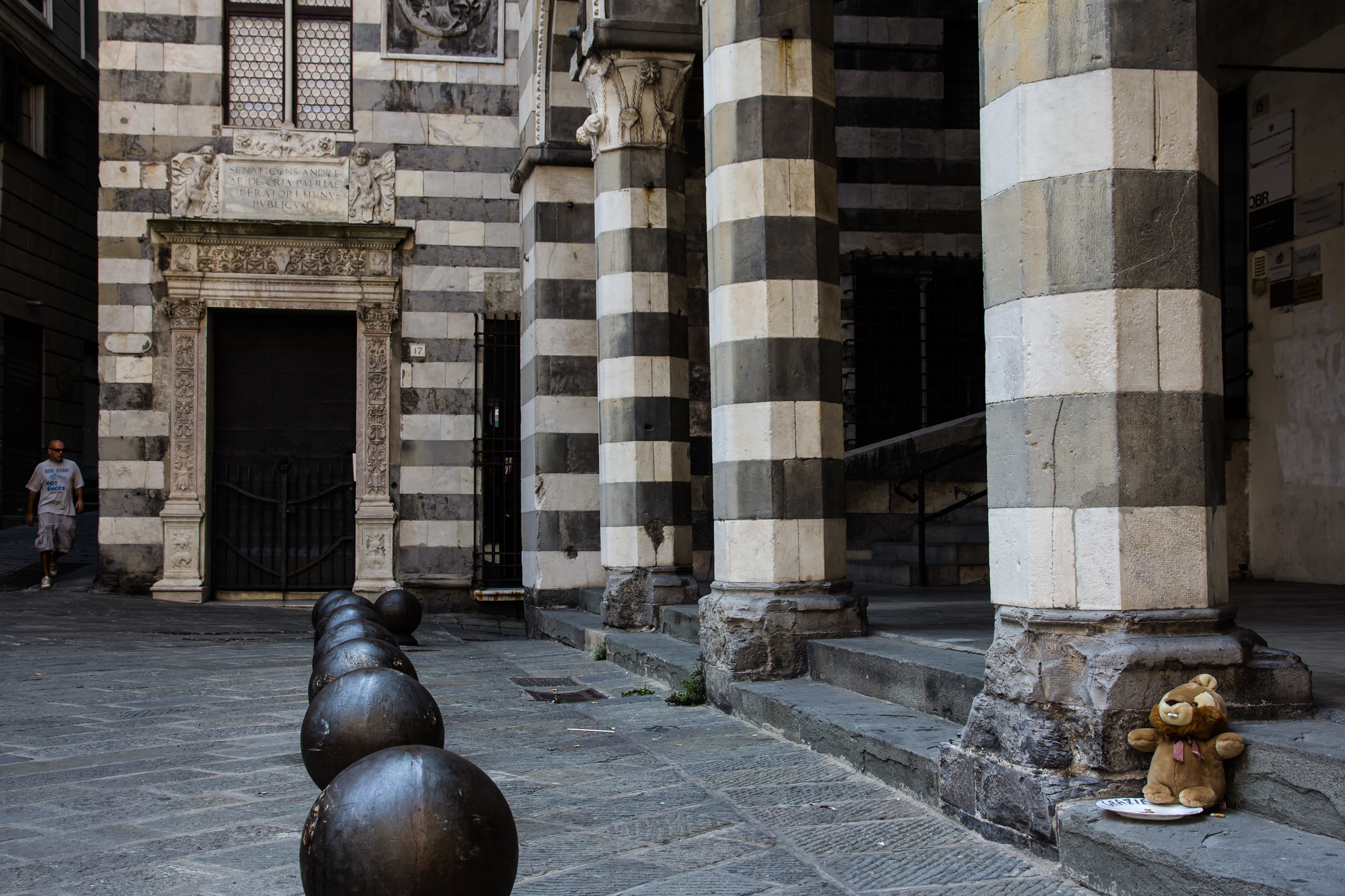 Piazza San Matteo – schwarz-weiße Streifenfassaden der Doria