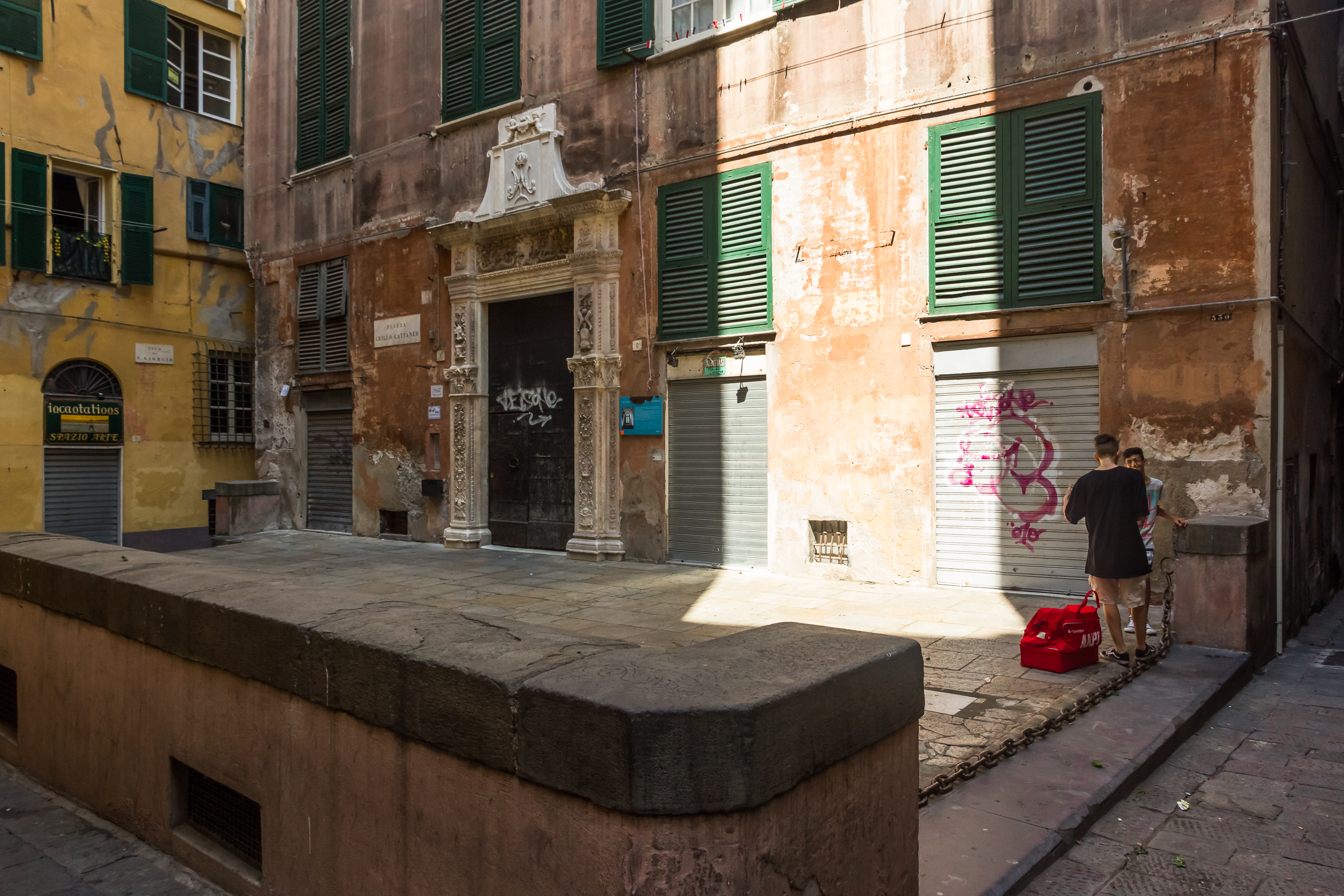 Renaissance-Portal an der Piazza Cattaneo in Genuas Altstadt