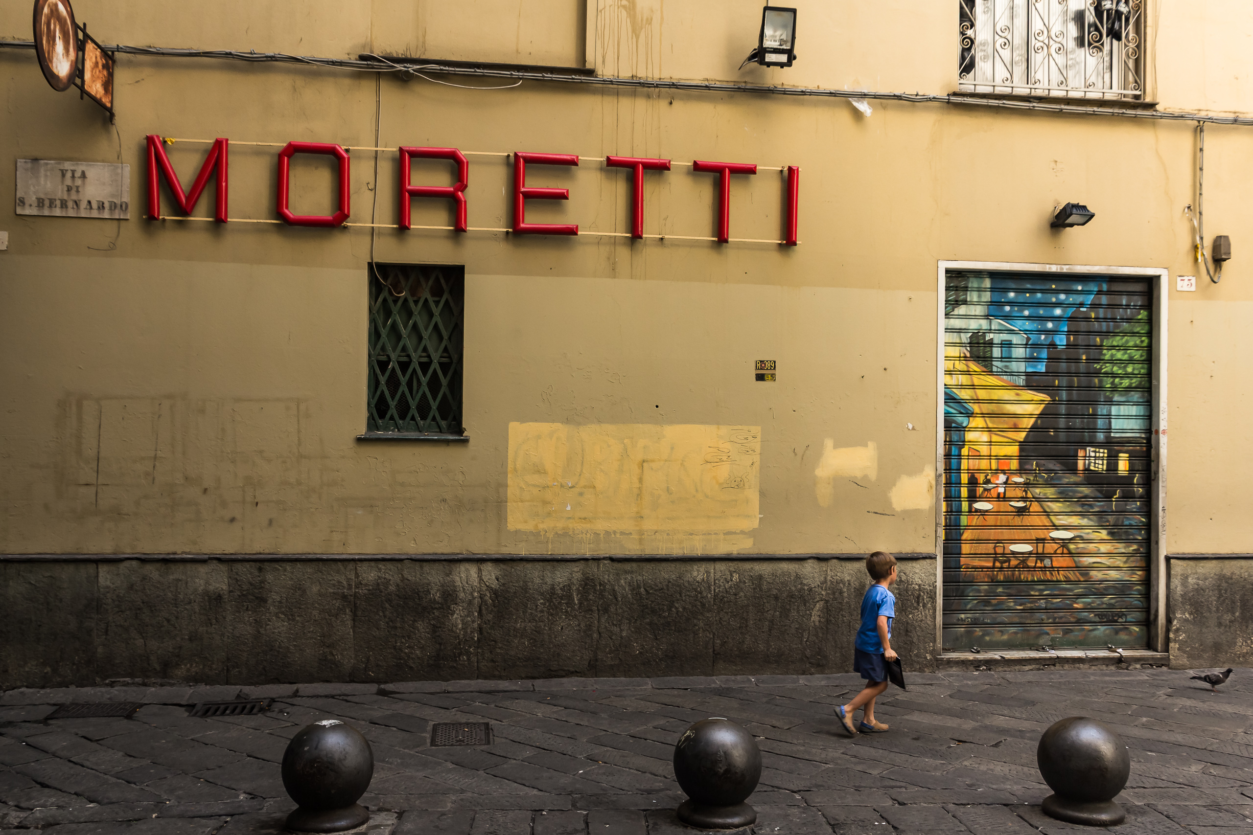 Via San Bernardo – die Moretti-Leuchtreklame in der Altstadt