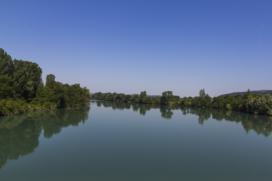 Schlösser in Parks hinter Mauern