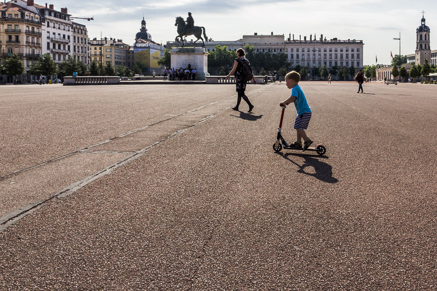 Lebensmittelmarkt an der Saône – der Aufbau ist gerade im Gang