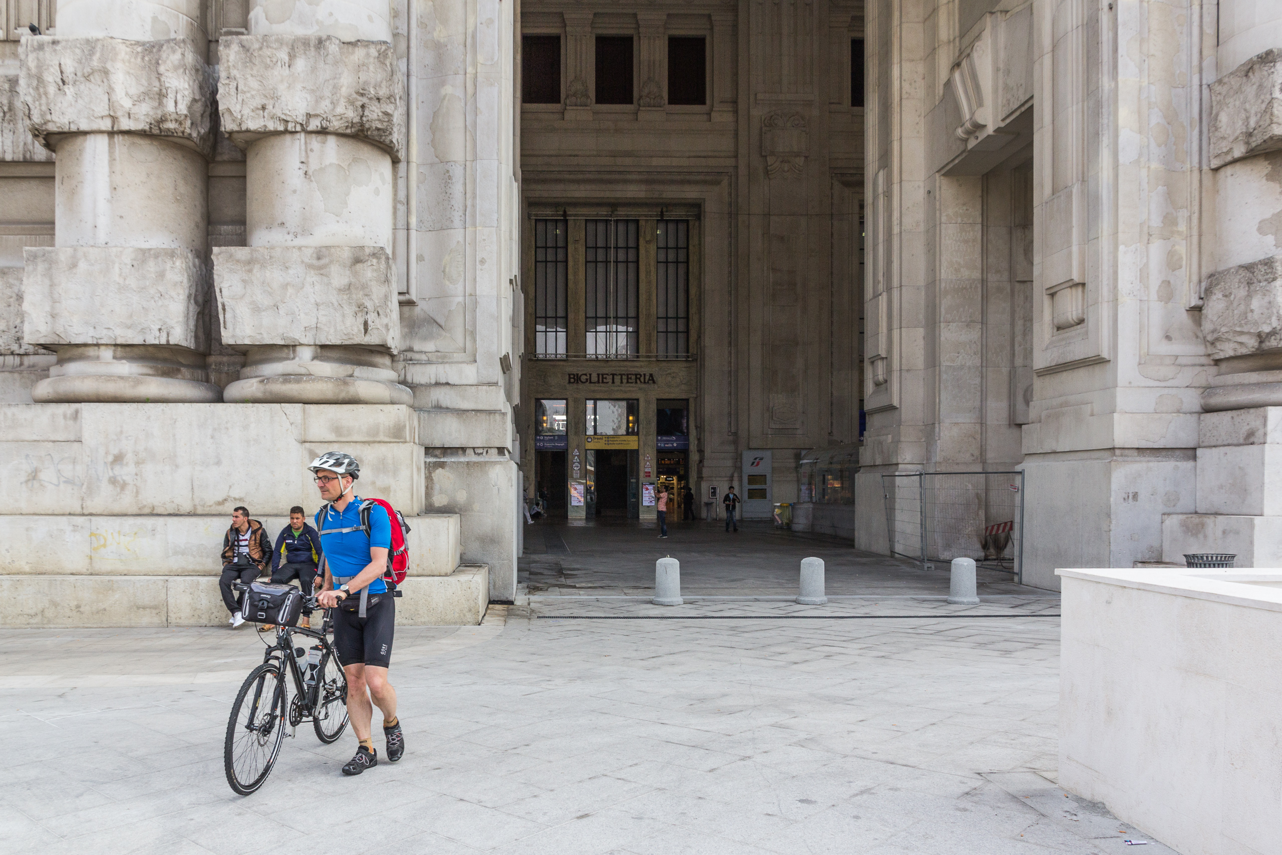 Vor dem monumentalen Bahnhof Milano Centrale – Aufbruch