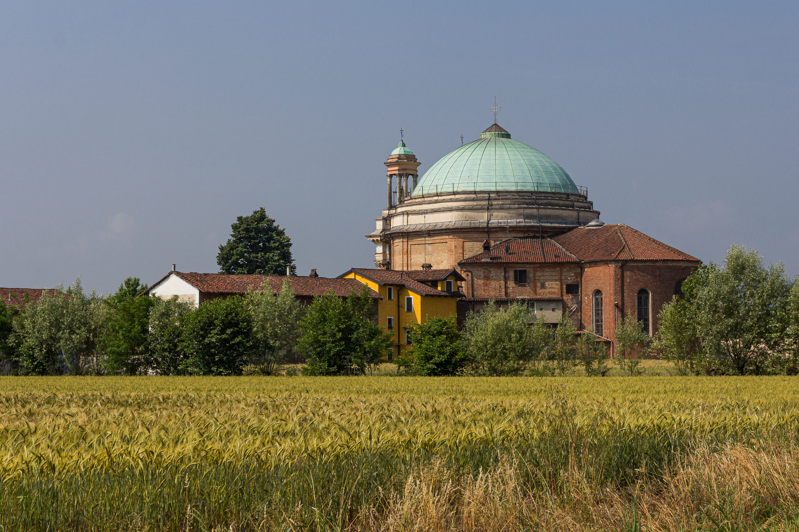 Kuppelkirche hinter Getreidefeldern – unterwegs durch die Poebene