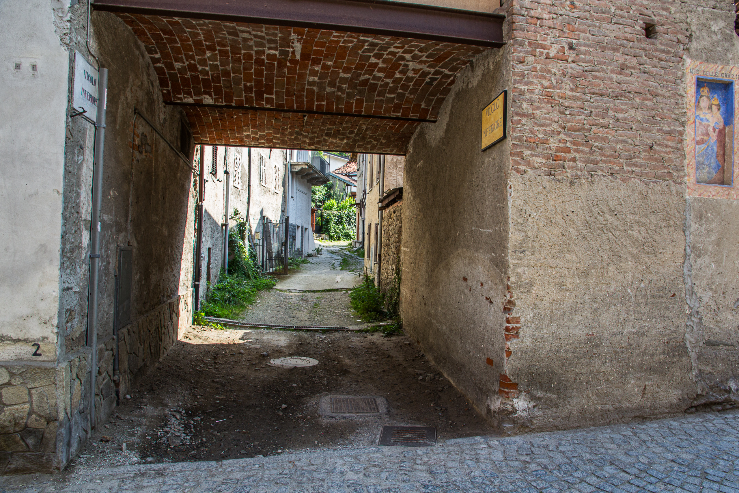 Alter Torbogen (Vicolo Inferiore) in einem Dorf des Susatals