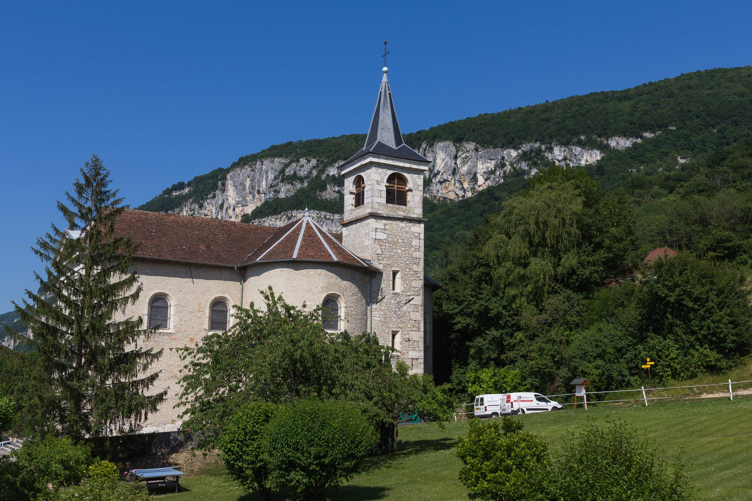 Dorfkirche vor Kalkfelsen in Savoyen