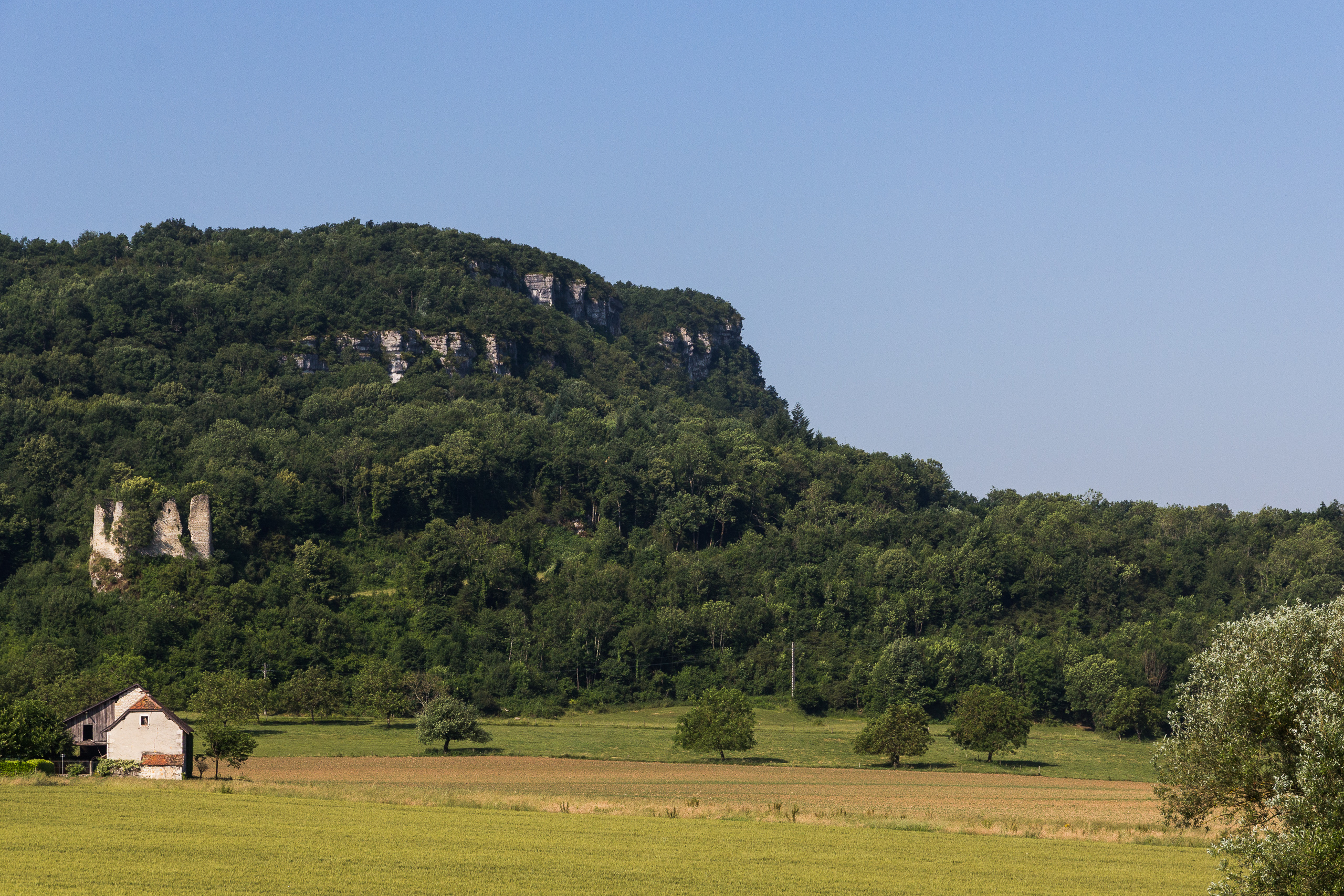 Turmruine über Feldern – unterwegs im Avant-Pays
