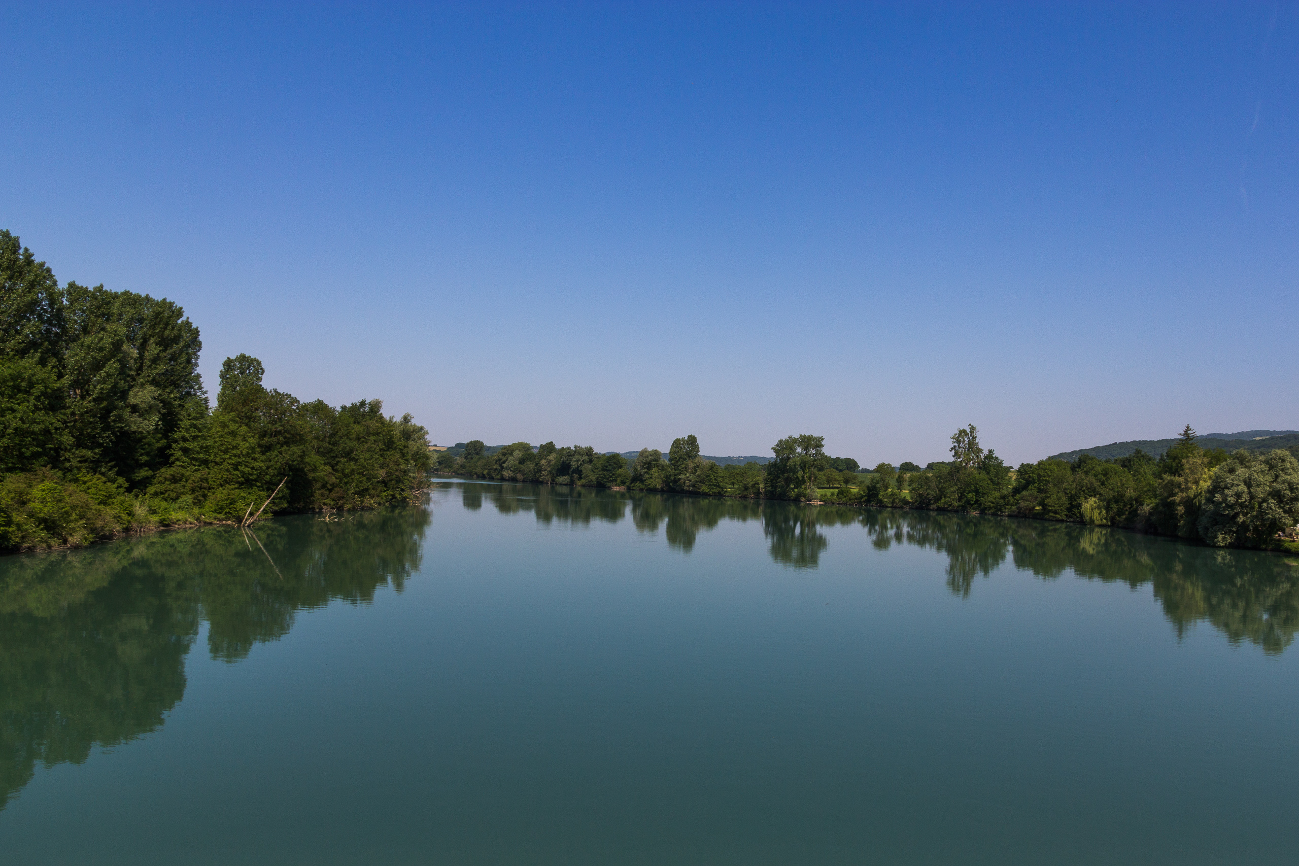 Der ruhige Rhône zwischen bewaldeten Ufern