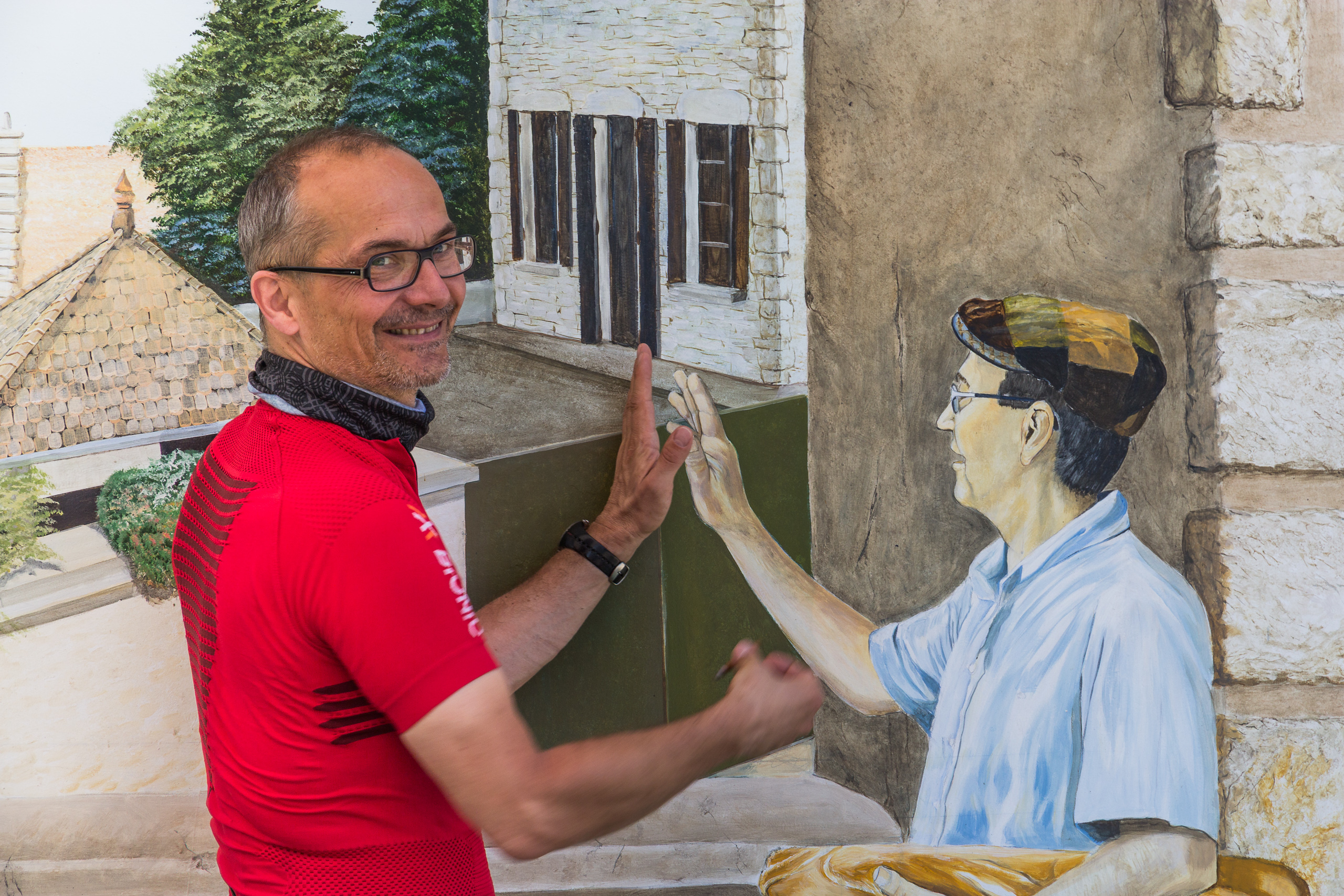 Alois und die Trompe-l'œil-Malerei – ein gemaltes High-Five