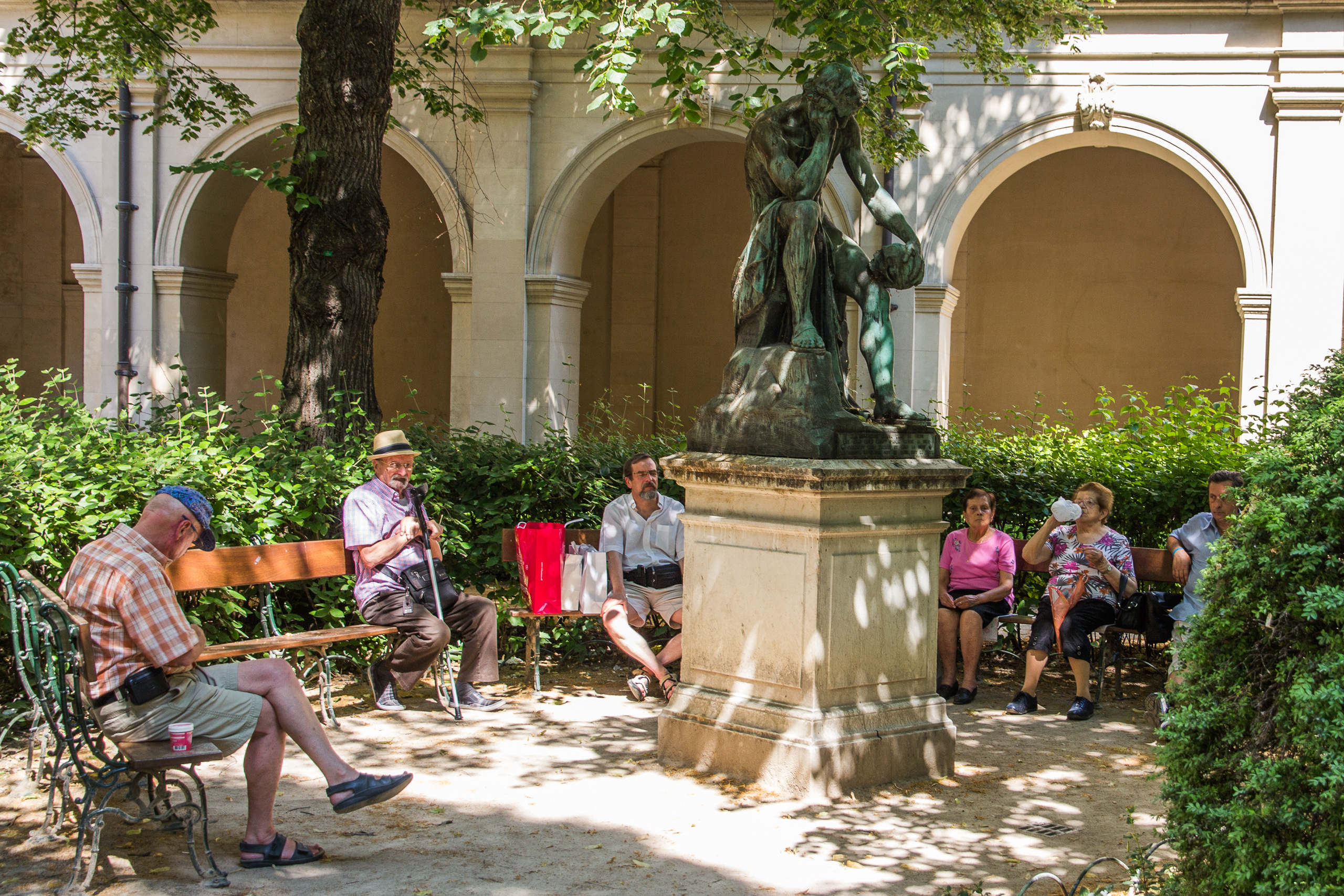 Schattenpause im Klostergarten des Palais Saint-Pierre