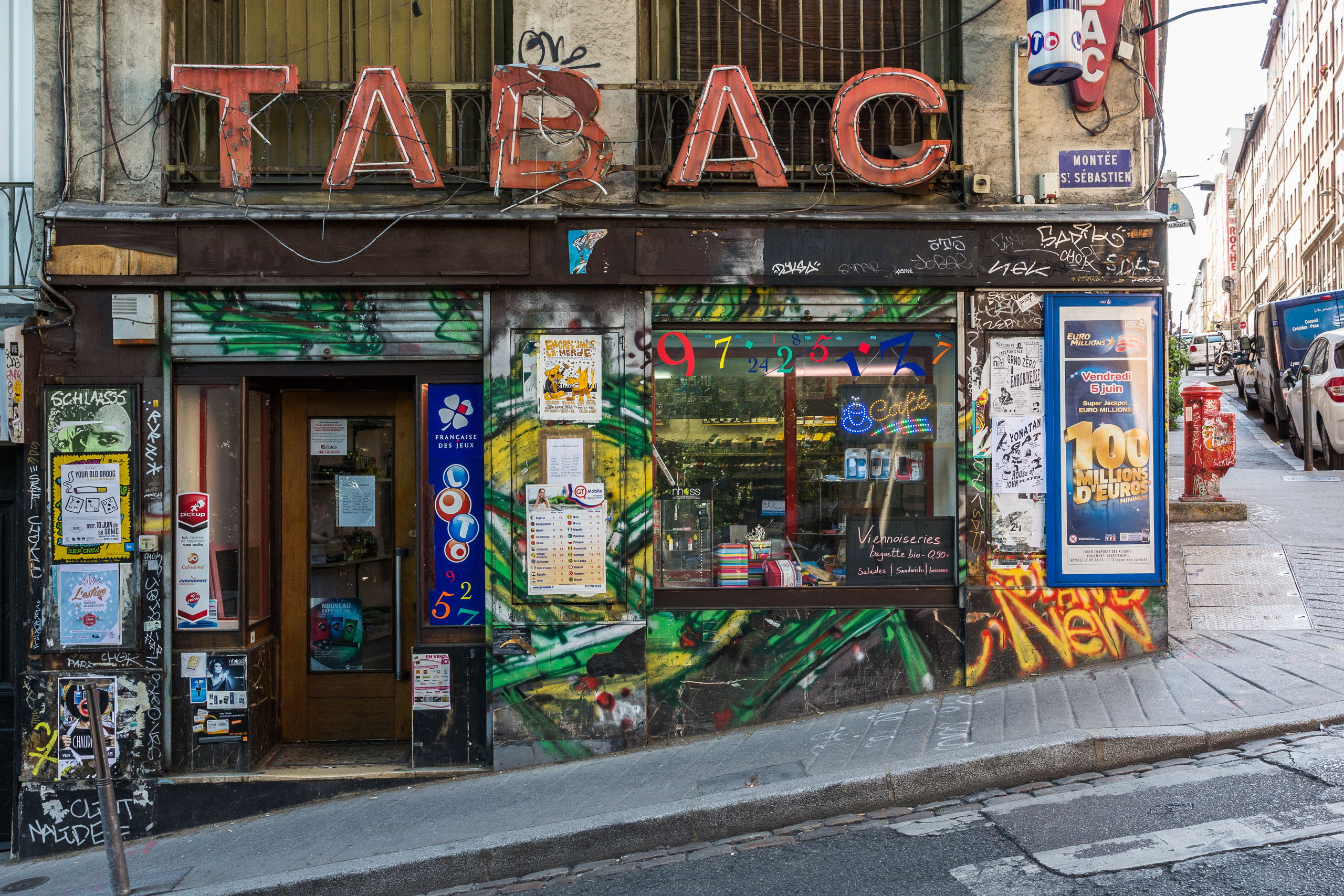 Ein Tabac an der Montée Saint-Sébastien