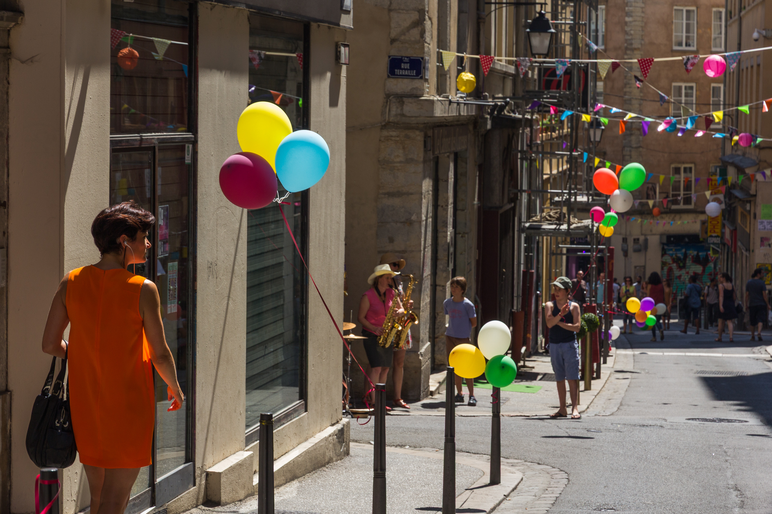 Straßenfest in der Rue Terraille – Luftballons und Live-Musik