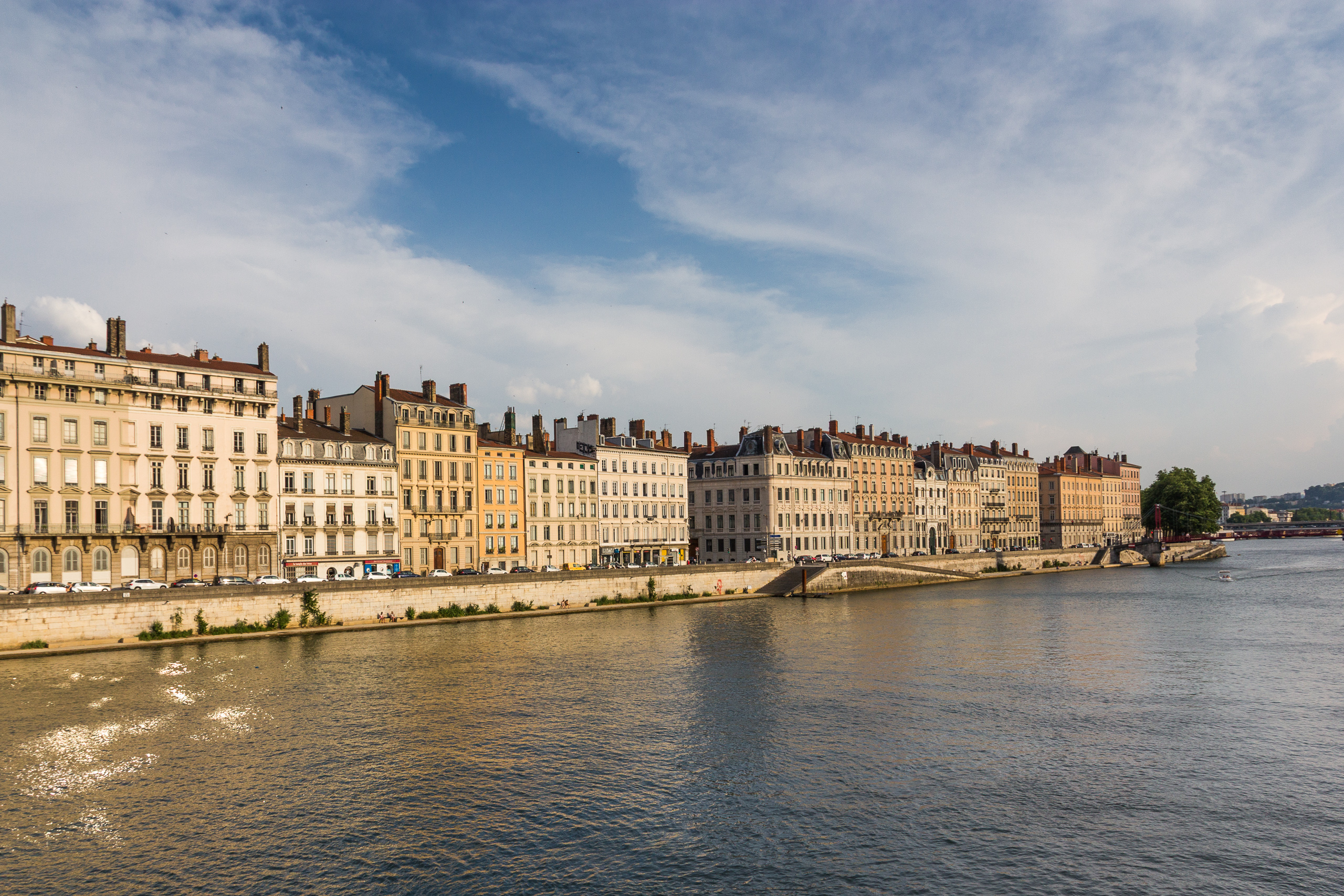 Die Uferzeile an der Saône im Abendlicht