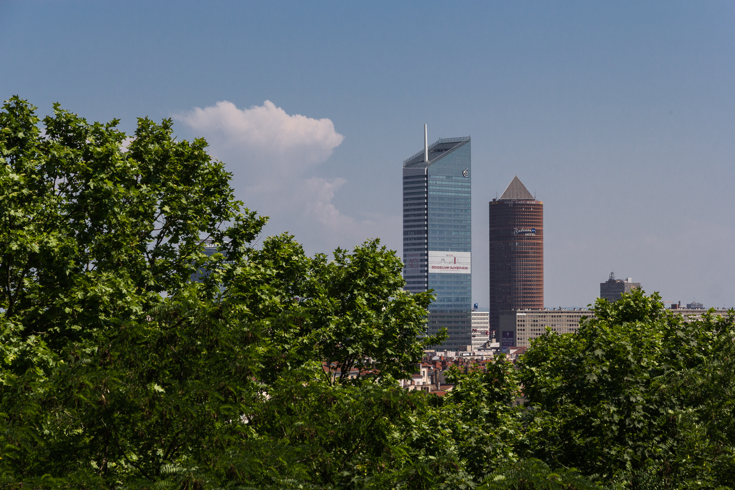 Blick über Lyon zur Skyline von La Part-Dieu mit dem „Crayon“
