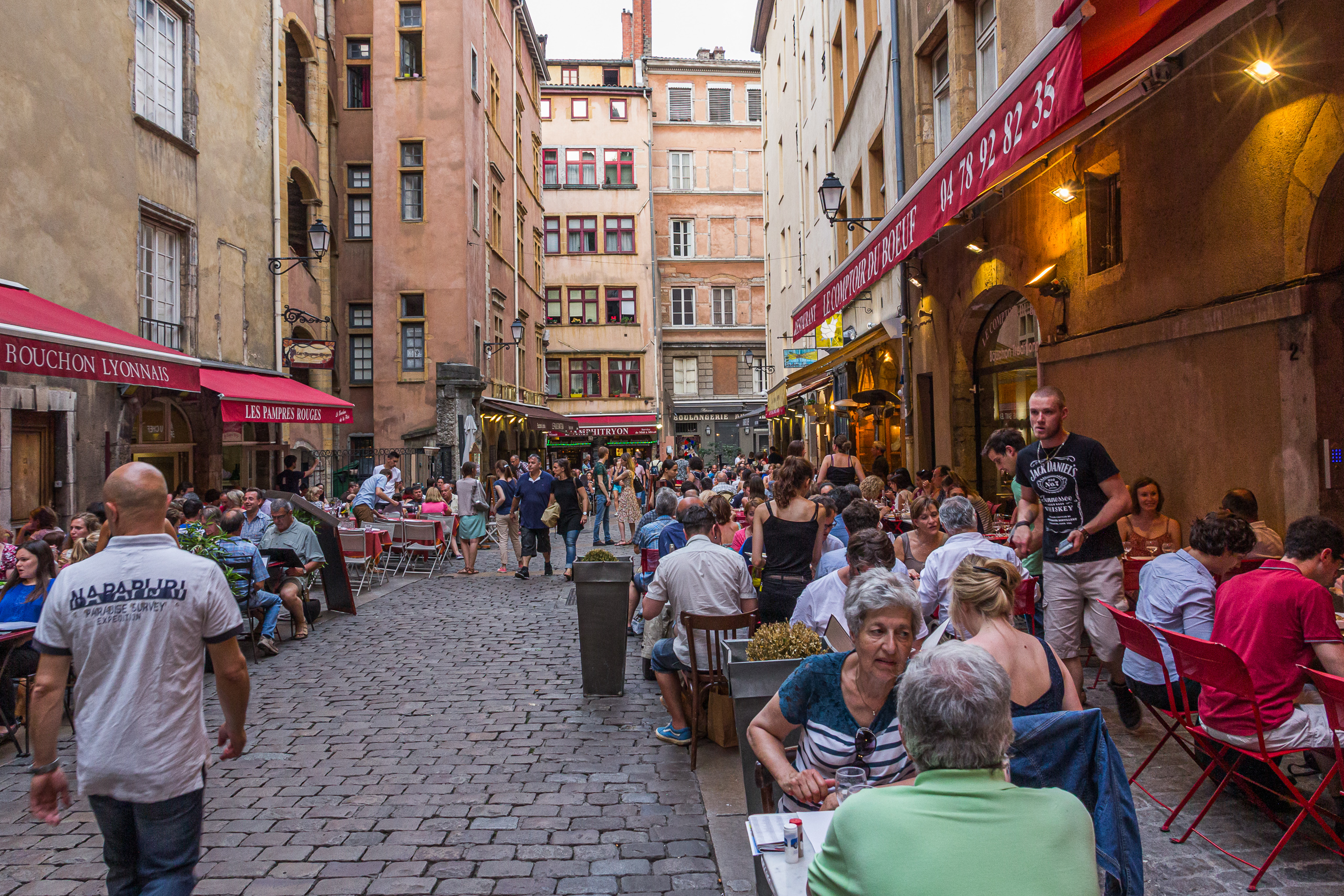 Abends in den Gassen von Vieux Lyon – Bouchons und Terrassen