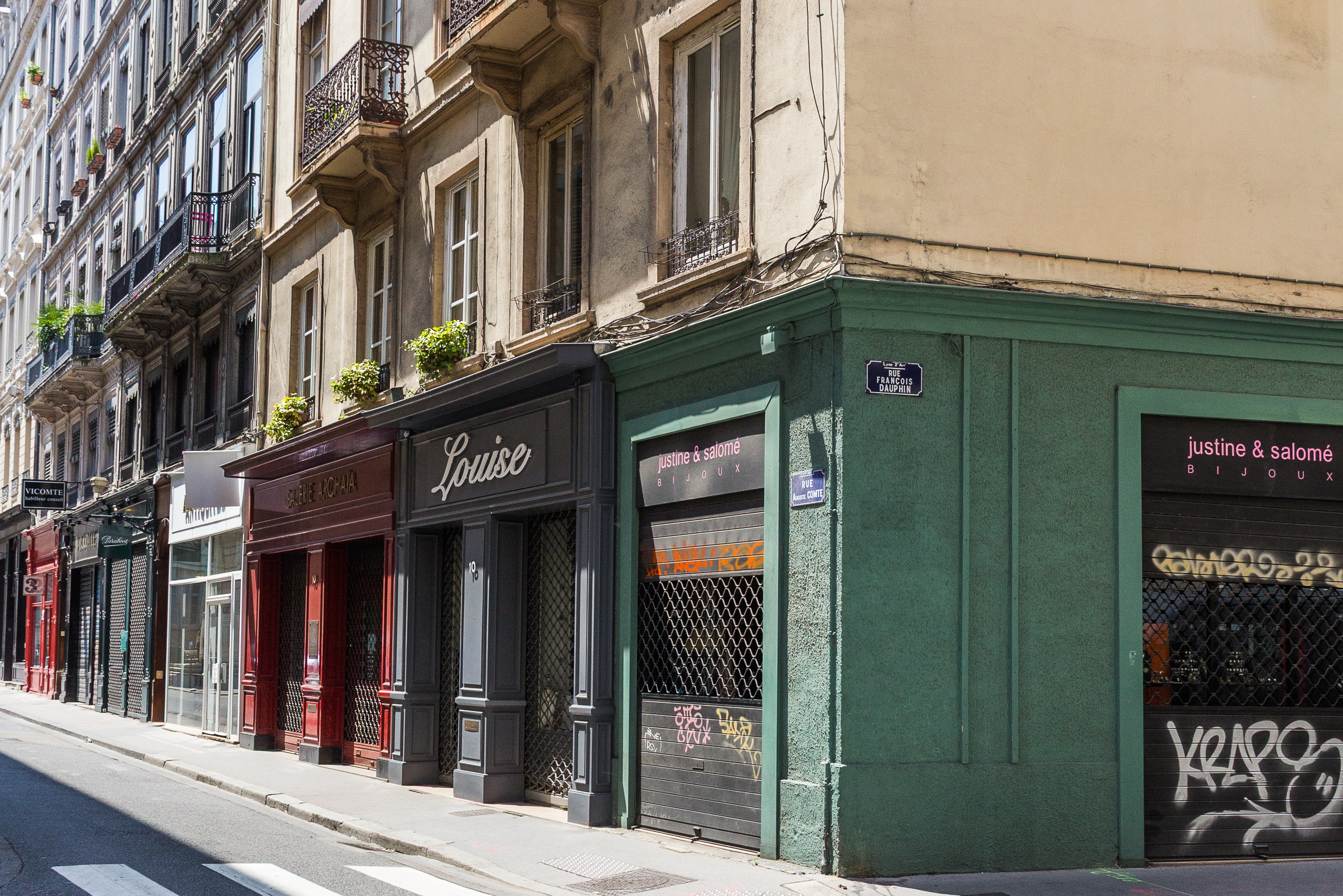 Ladenzeile an der Rue François Dauphin