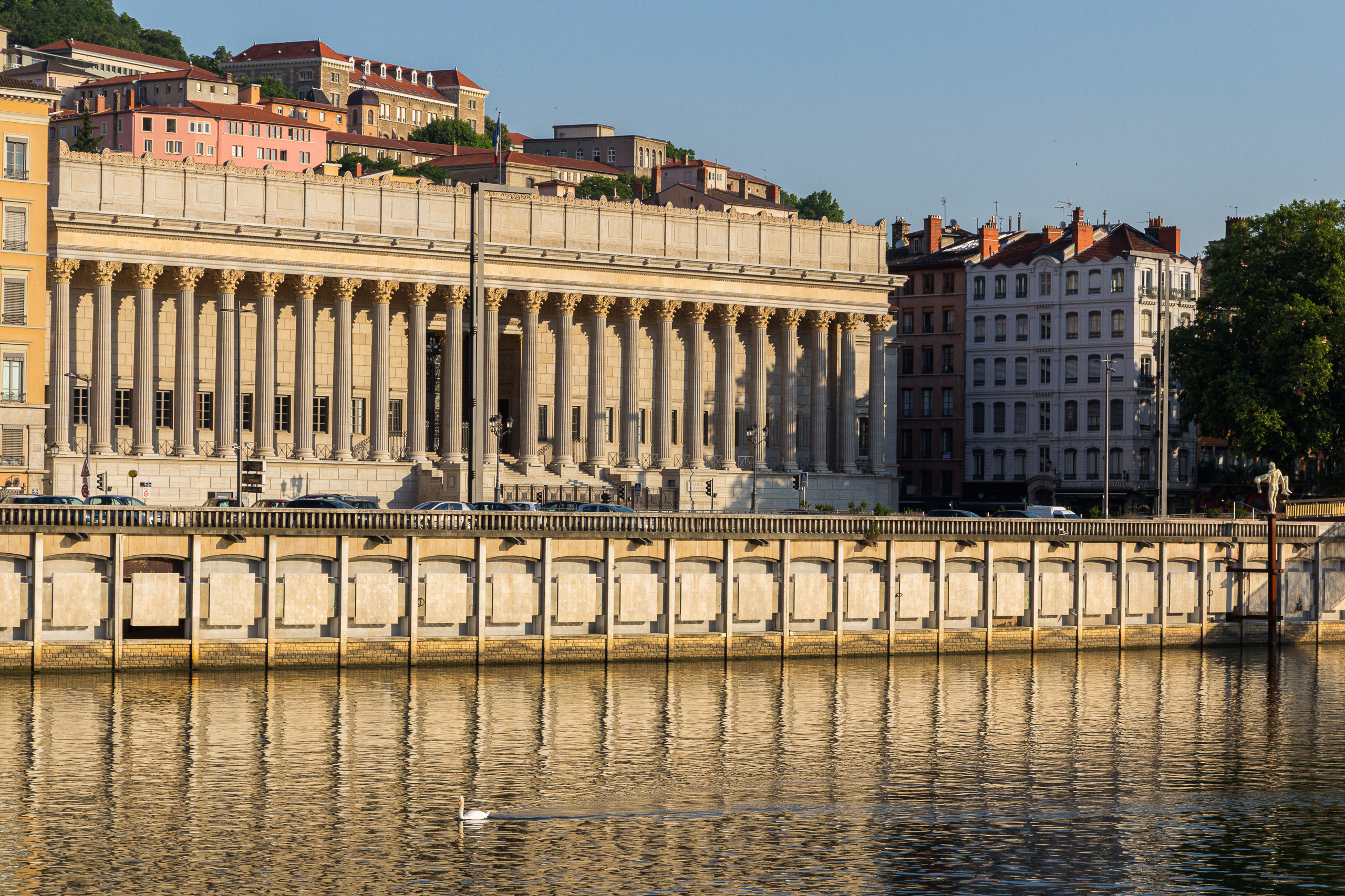 Der klassizistische Justizpalast am Saône-Ufer