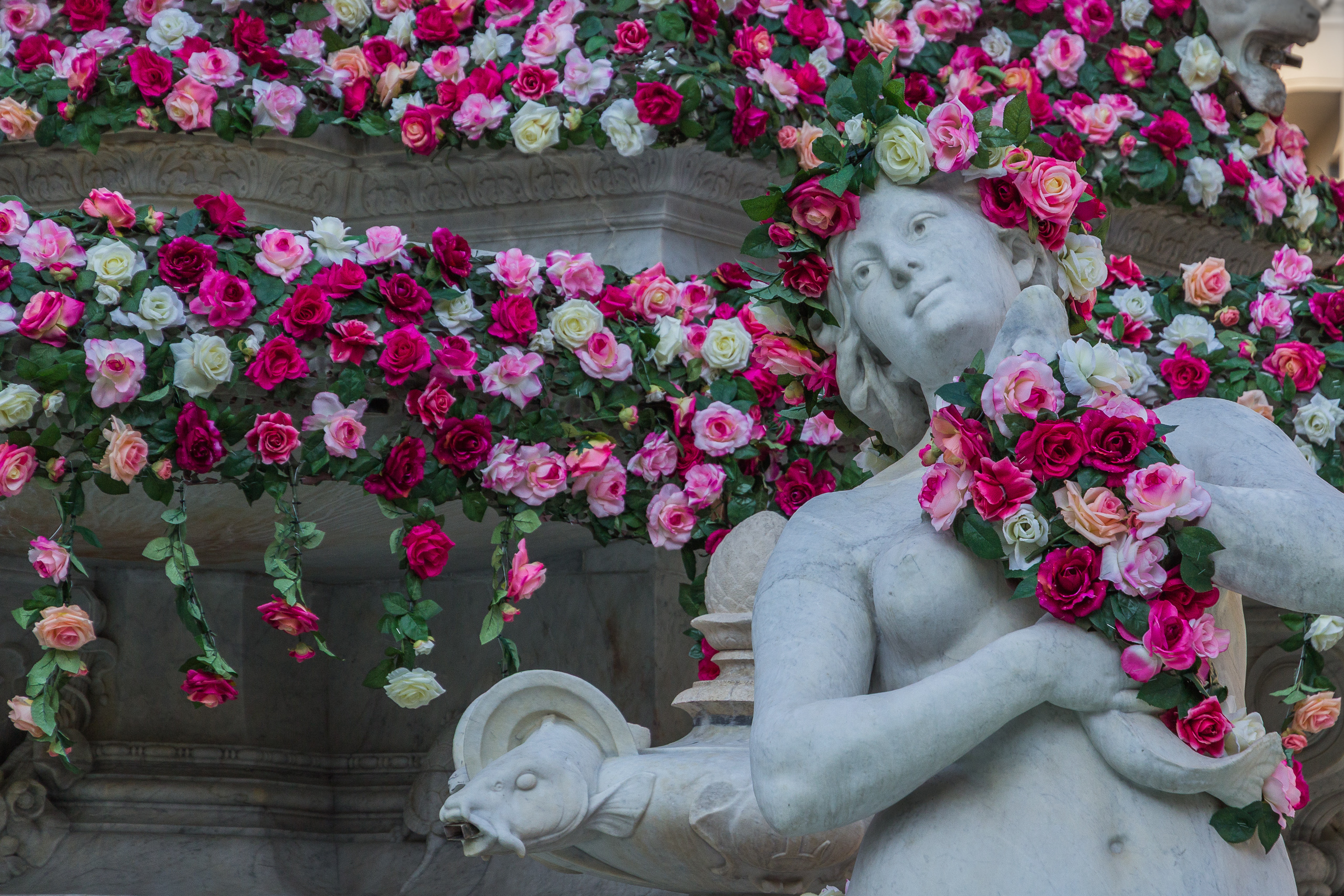 Mit Rosen geschmückte Brunnenfigur in Lyon