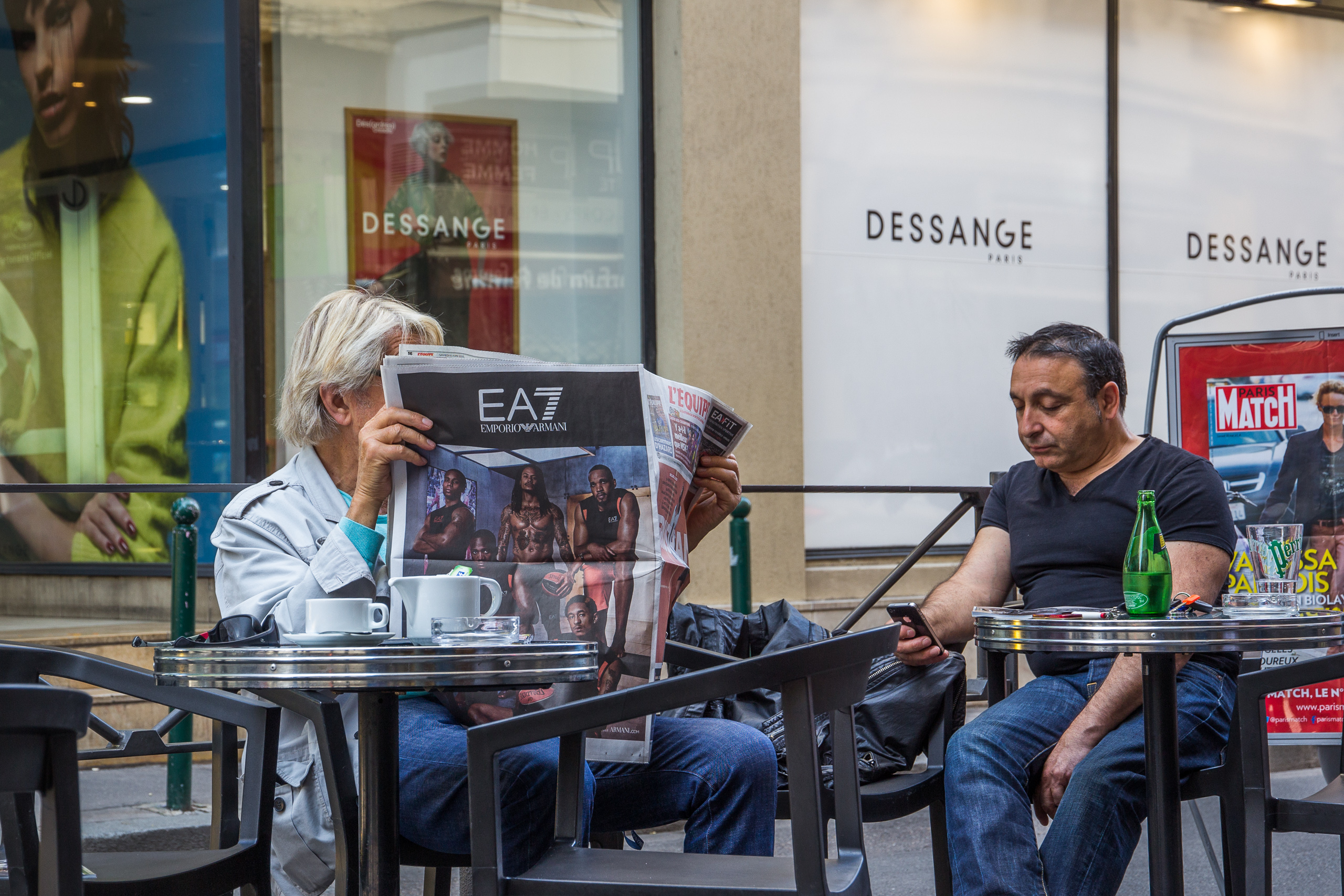 Café-Terrasse in Lyon – Zeitunglesen am Vormittag