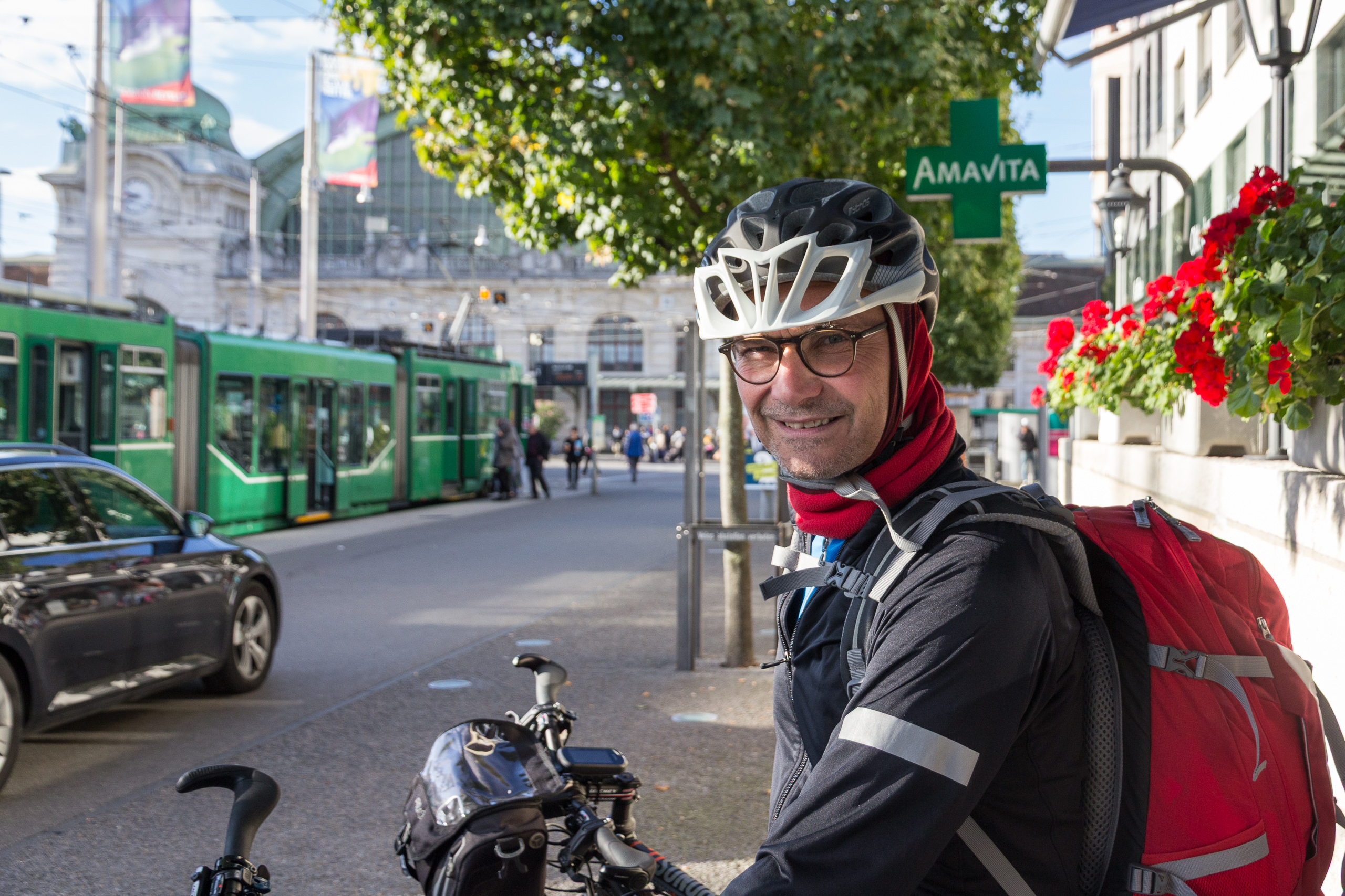 Abfahrt vor dem Basler Bahnhof – grüne Tram, kühler Oktobermorgen