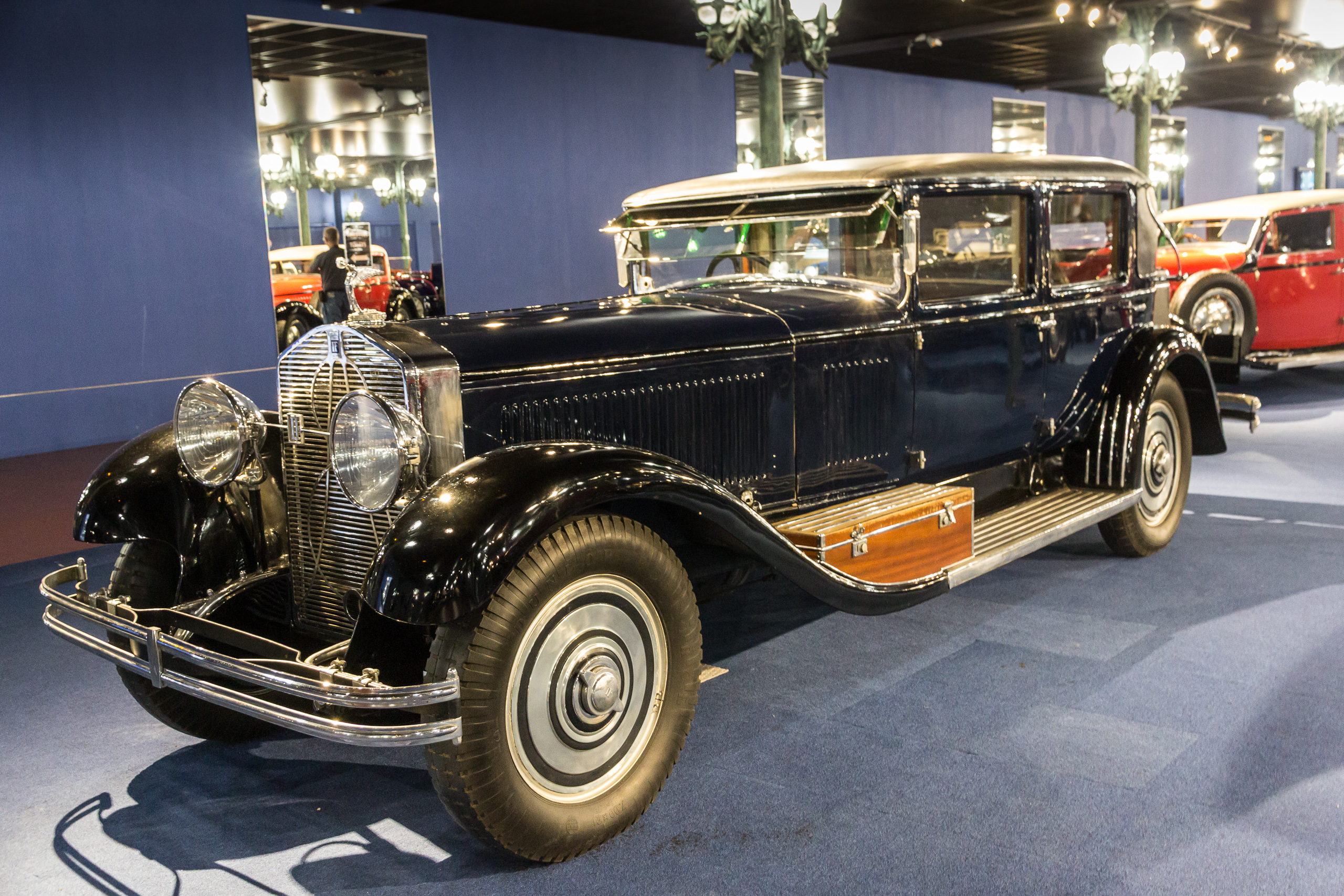 Bugatti Royale – schwarze Staatslimousine mit Holzkoffer am Trittbrett